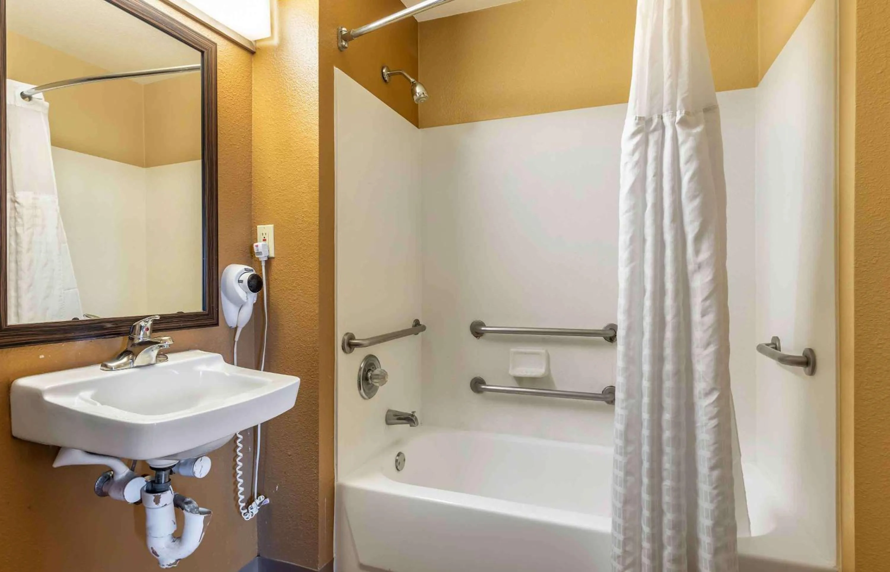 Bathroom in Extended Stay America Suites - Dallas - Plano