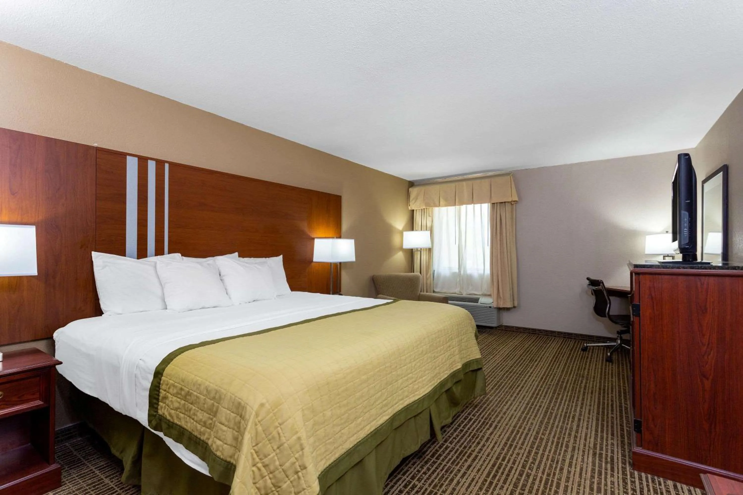 Photo of the whole room, Bed in Baymont by Wyndham Elkhart