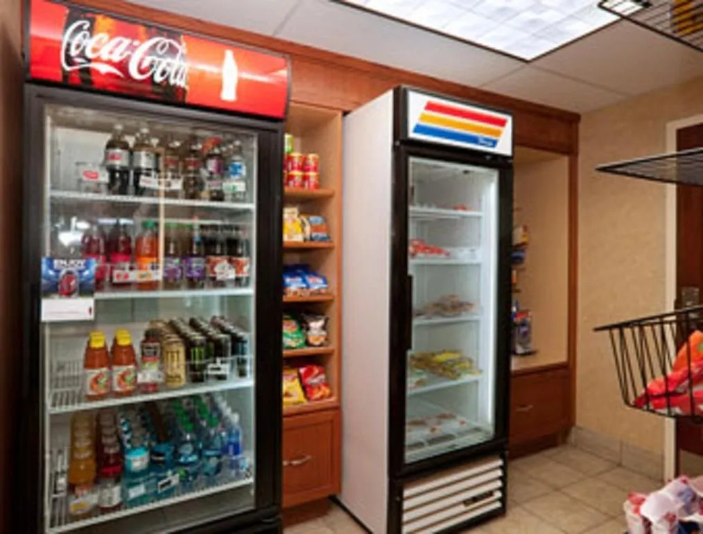 Food and drinks in Baymont by Wyndham Elkhart