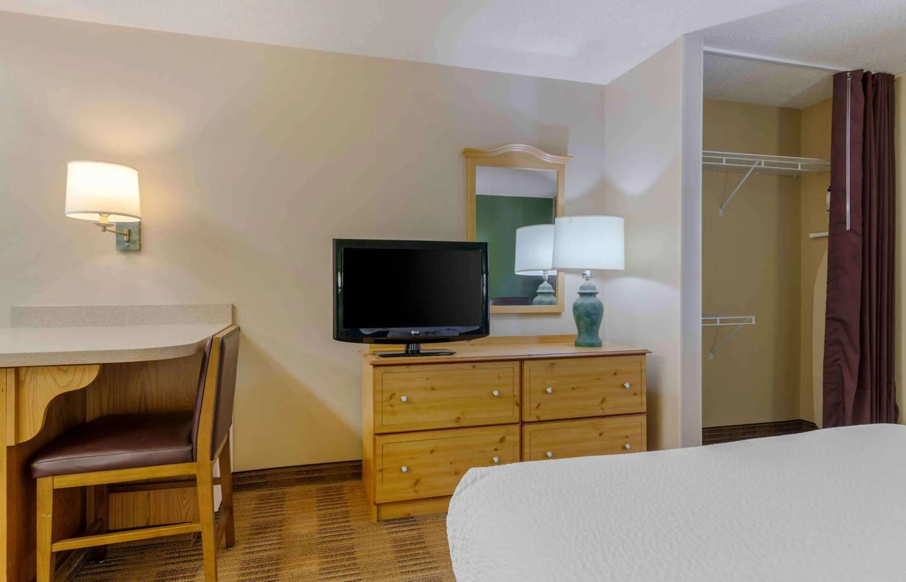 Bedroom, Bed in Extended Stay America Select Suites - Atlanta - Cumberland Mall