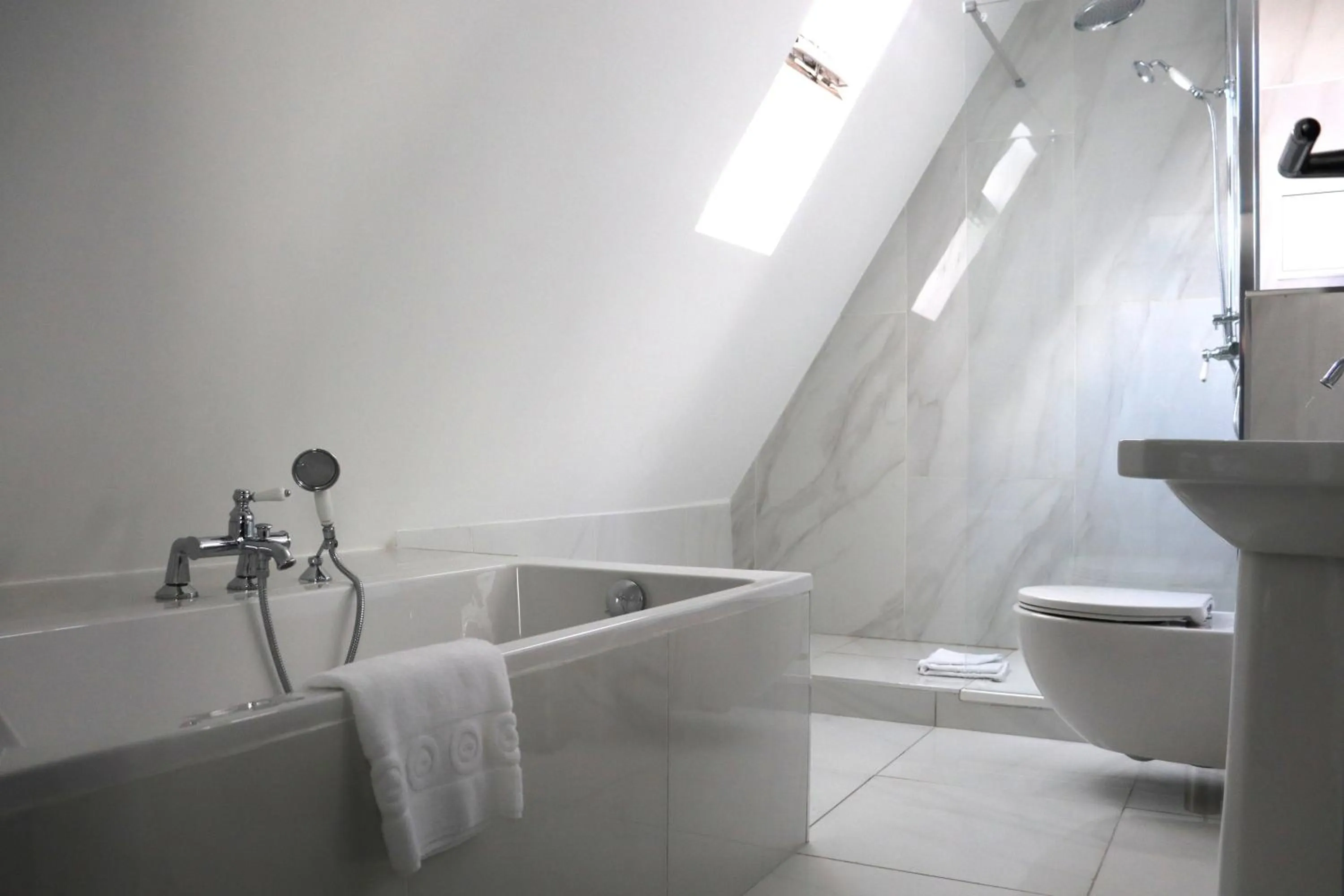 Shower in Le Pergolèse Paris Champs Elysées