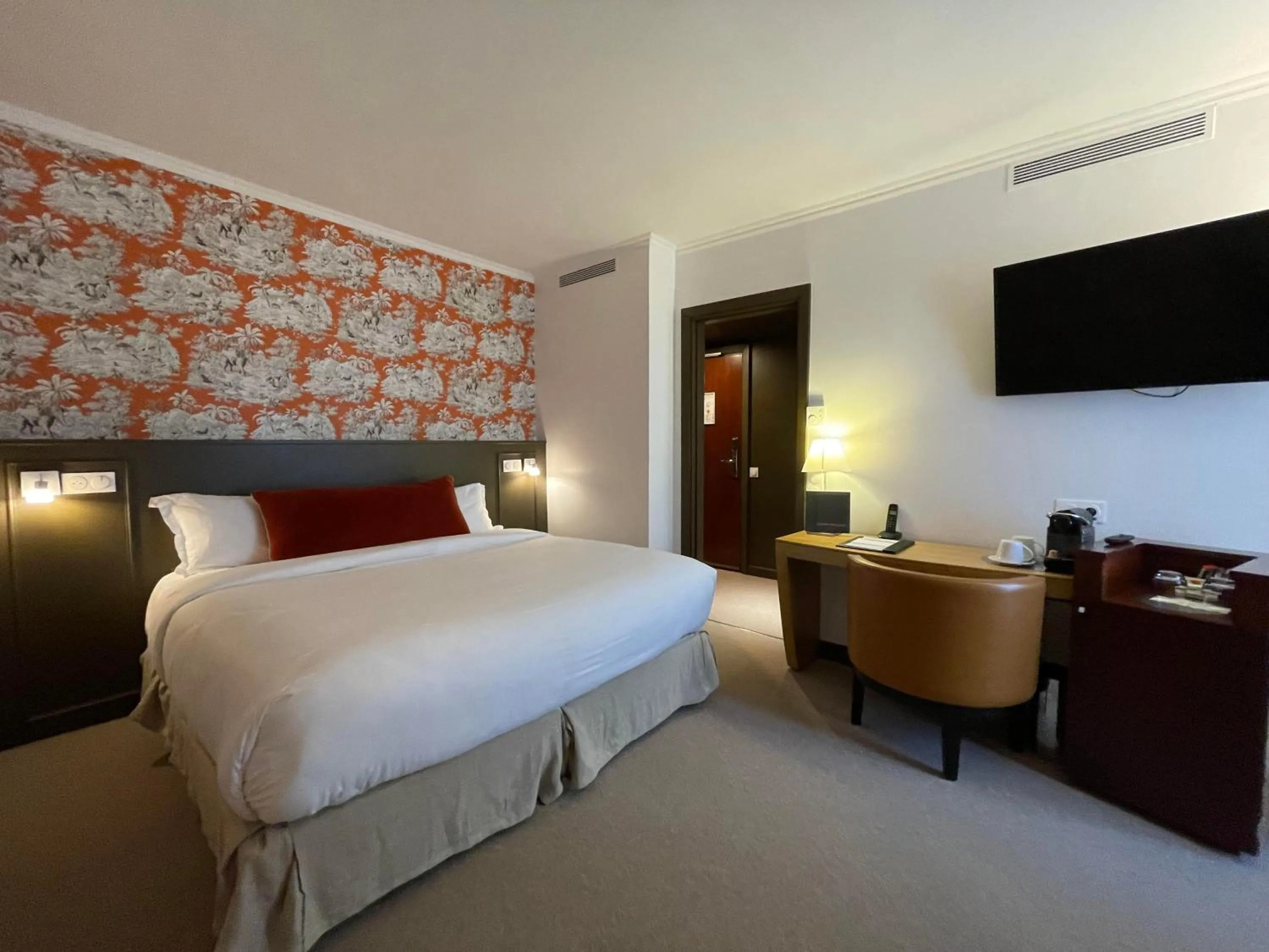 Bedroom, Bed in Le Pergolèse Paris Champs Elysées