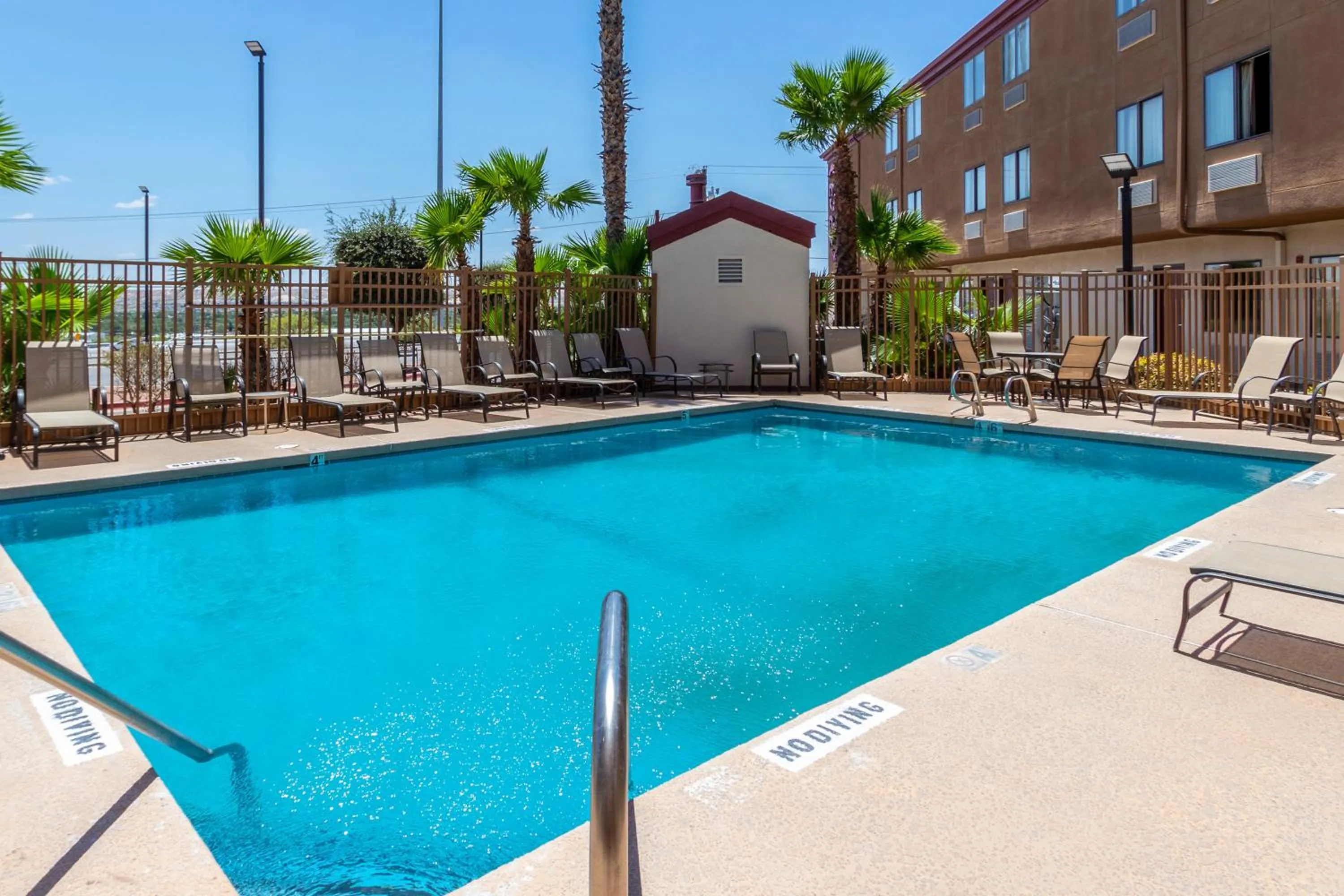 Swimming pool in Red Roof Inn El Paso West