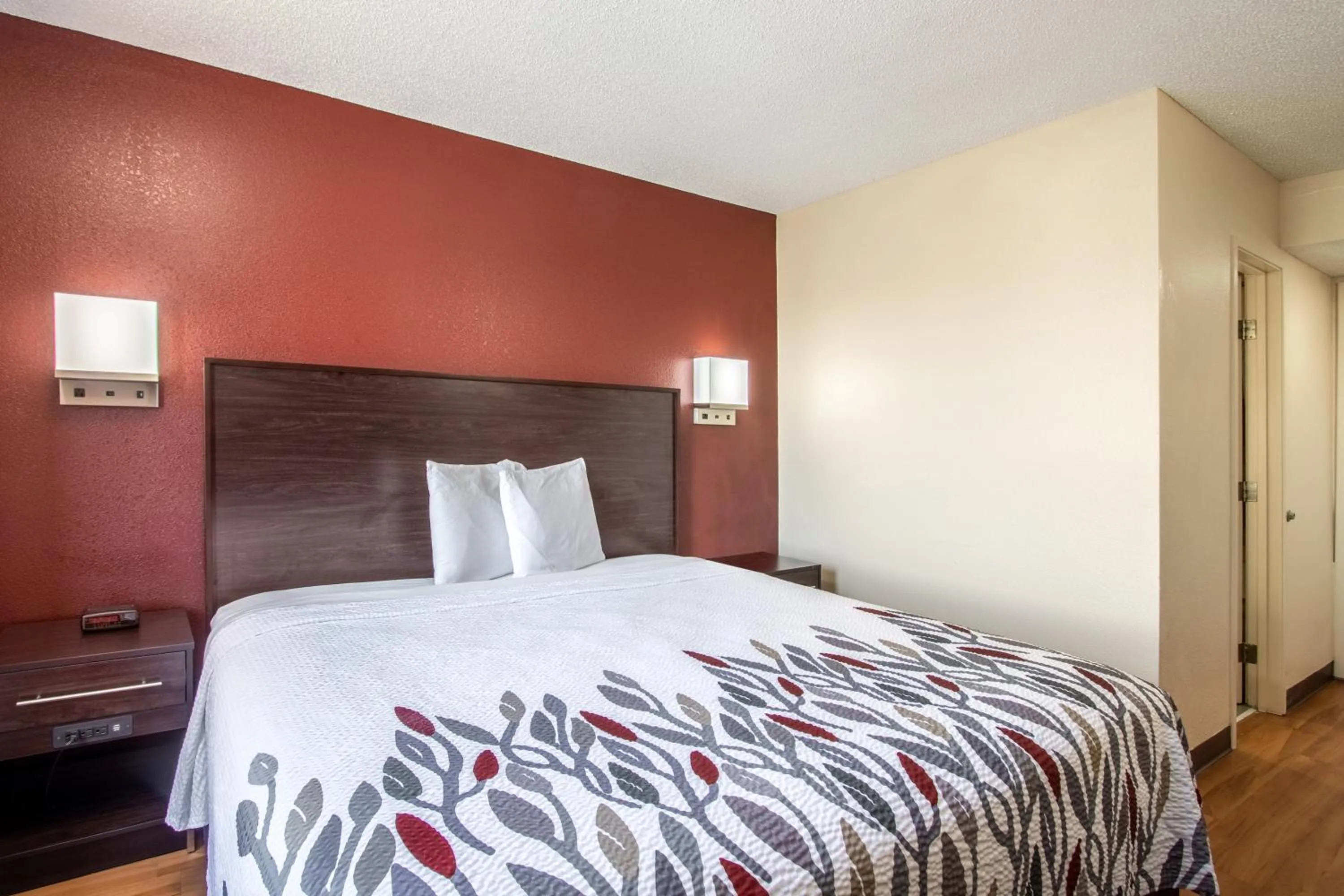 Photo of the whole room, Bed in Red Roof Inn El Paso West