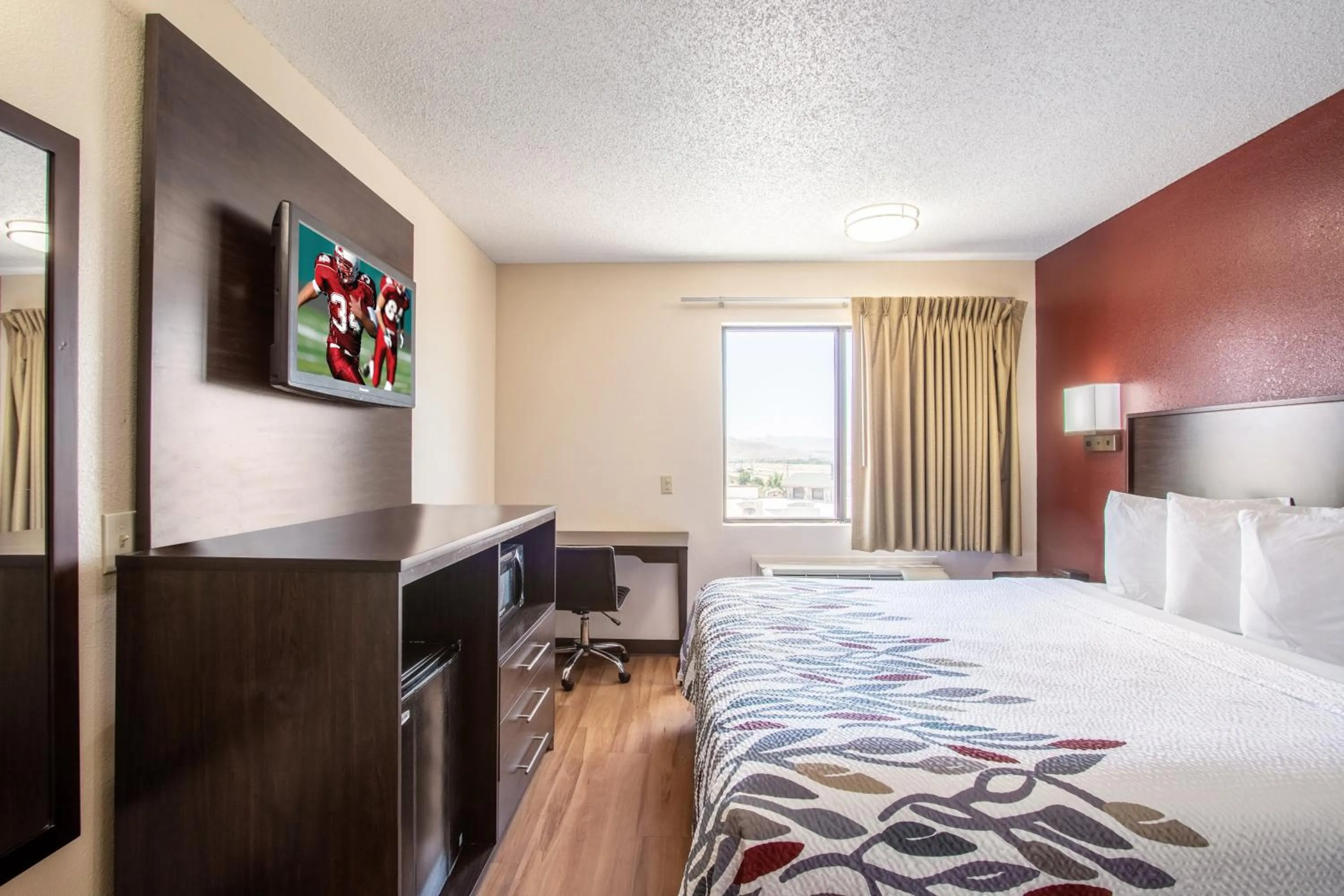 Photo of the whole room, Bed in Red Roof Inn El Paso West