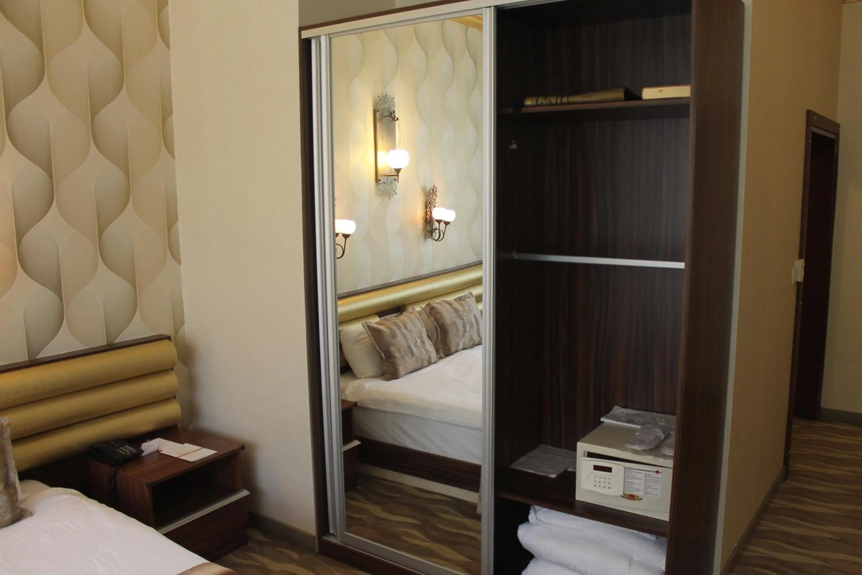 wardrobe, Bed in Sarot Termal Park Resort & Spa - Halal Hotel