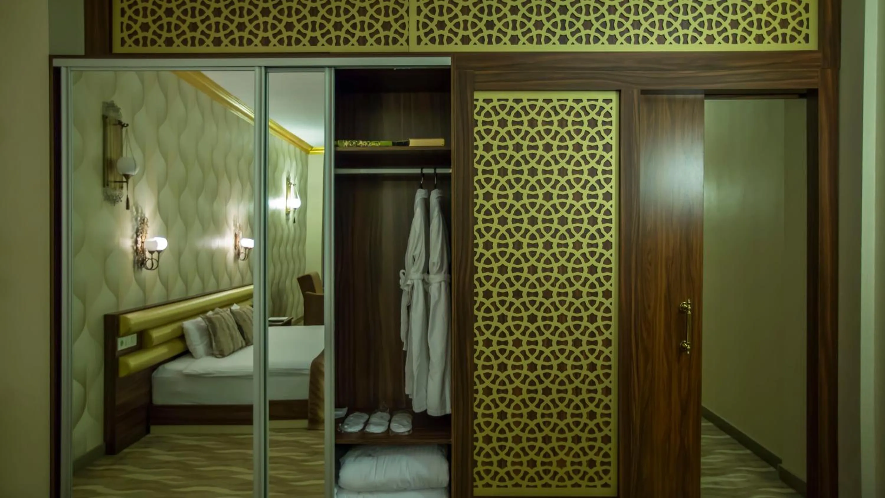 wardrobe, Bed in Sarot Termal Park Resort & Spa - Halal Hotel
