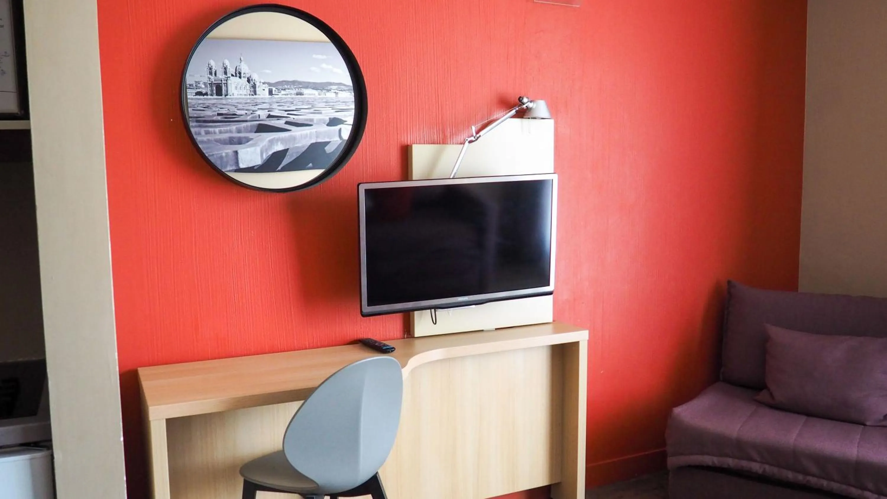 TV and multimedia in Comfort Aparthotel Marseille Prado