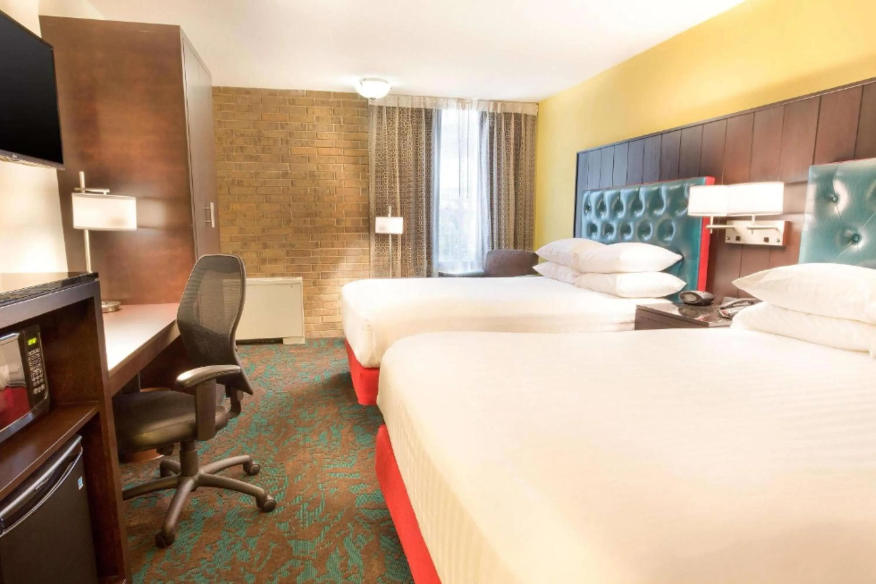 Photo of the whole room, Bed in Heritage Inn & Suites San Antonio Airport, Trademark Wyndham