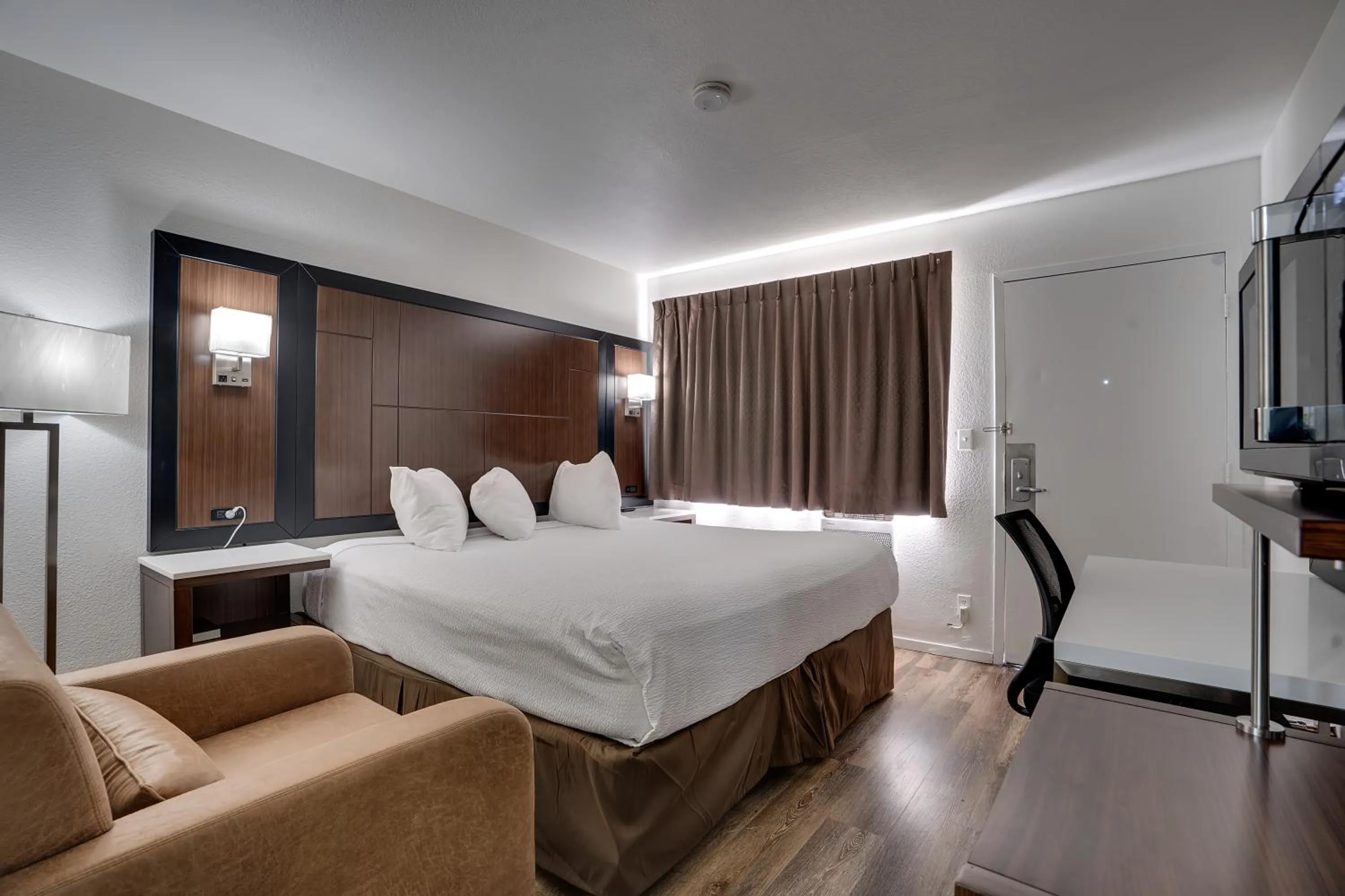 Bedroom, Bed in Econo Lodge Stockton near I-5 Fairgrounds