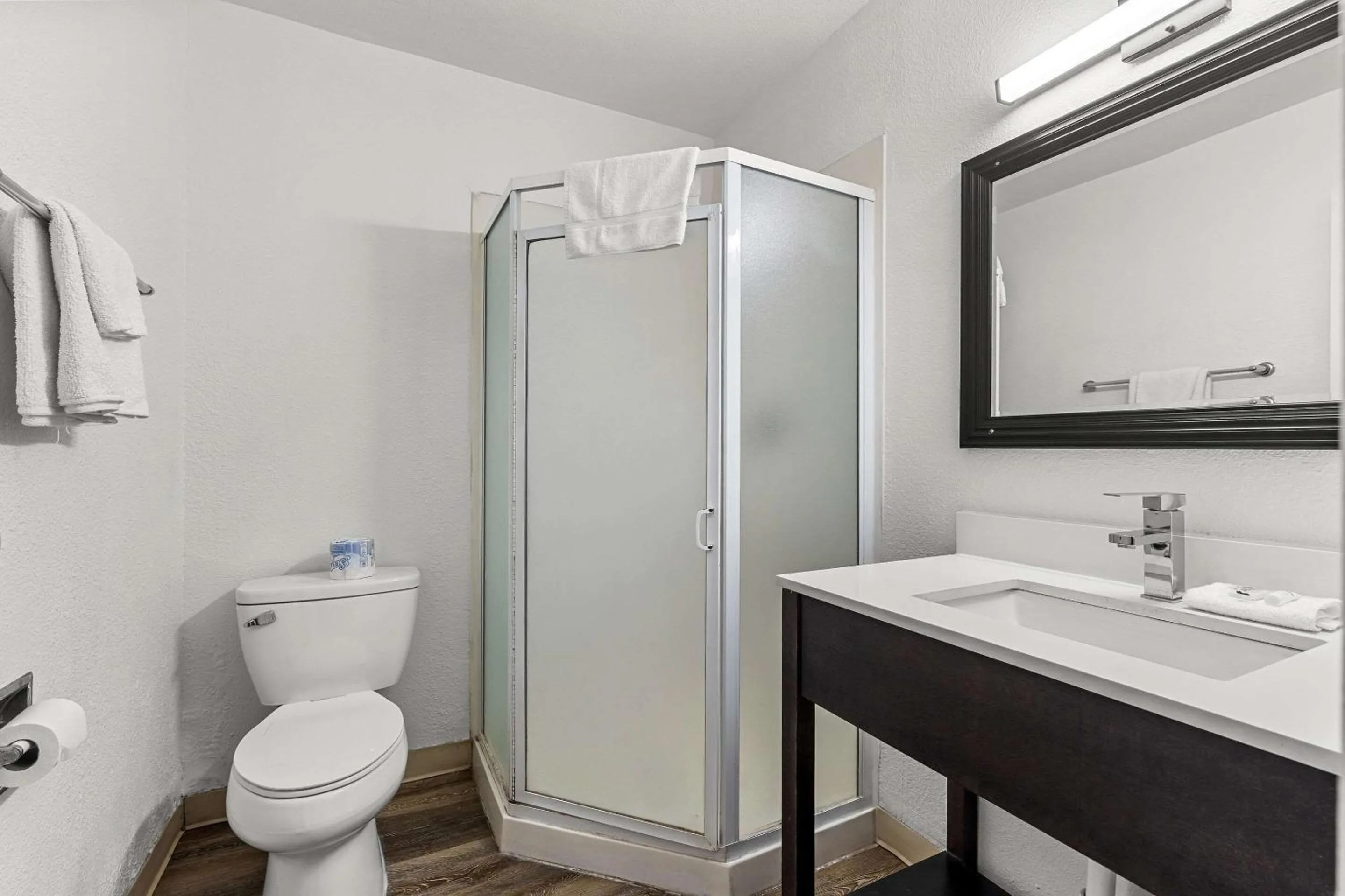 Bedroom in Econo Lodge Stockton near I-5 Fairgrounds