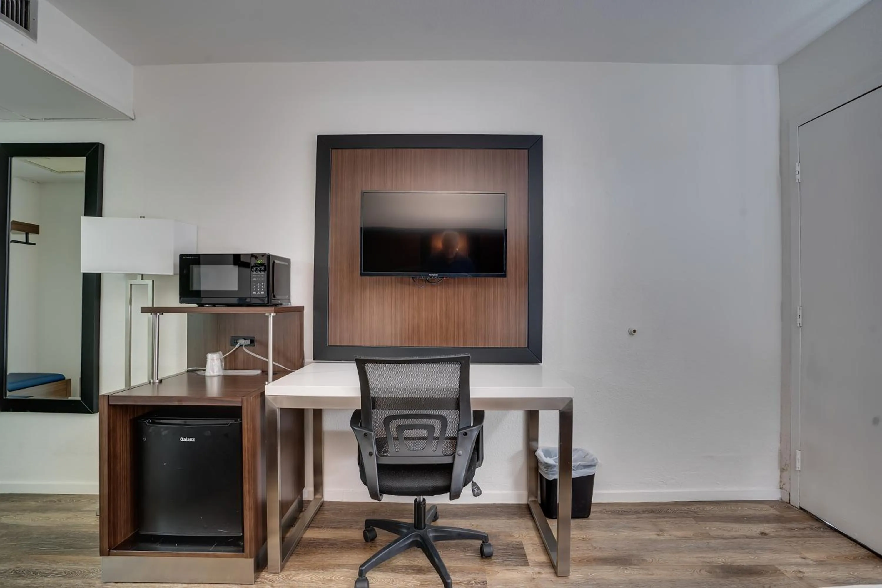 Bedroom in Econo Lodge Stockton near I-5 Fairgrounds