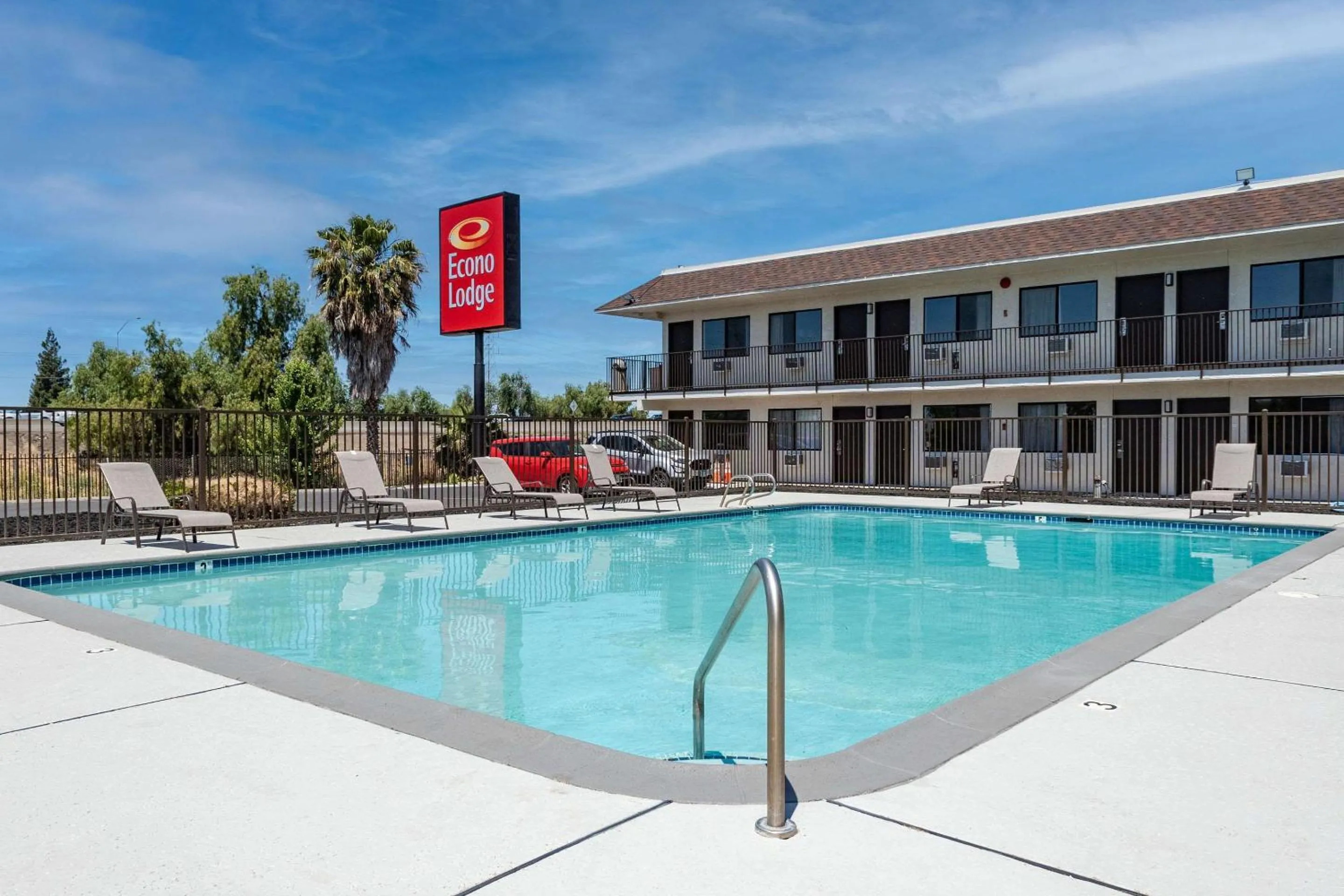 Swimming pool in Econo Lodge Stockton near I-5 Fairgrounds