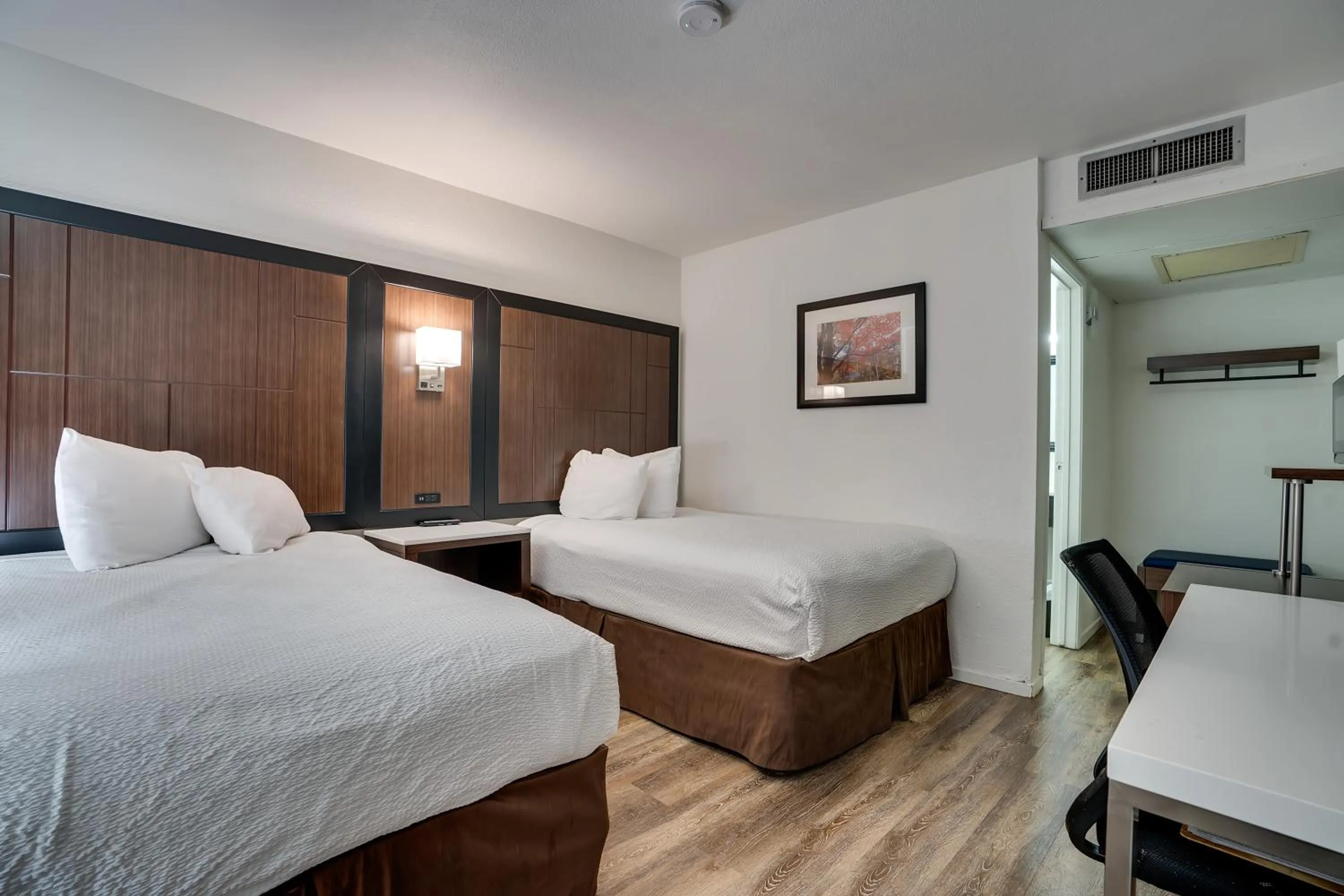 Bed in Econo Lodge Stockton near I-5 Fairgrounds