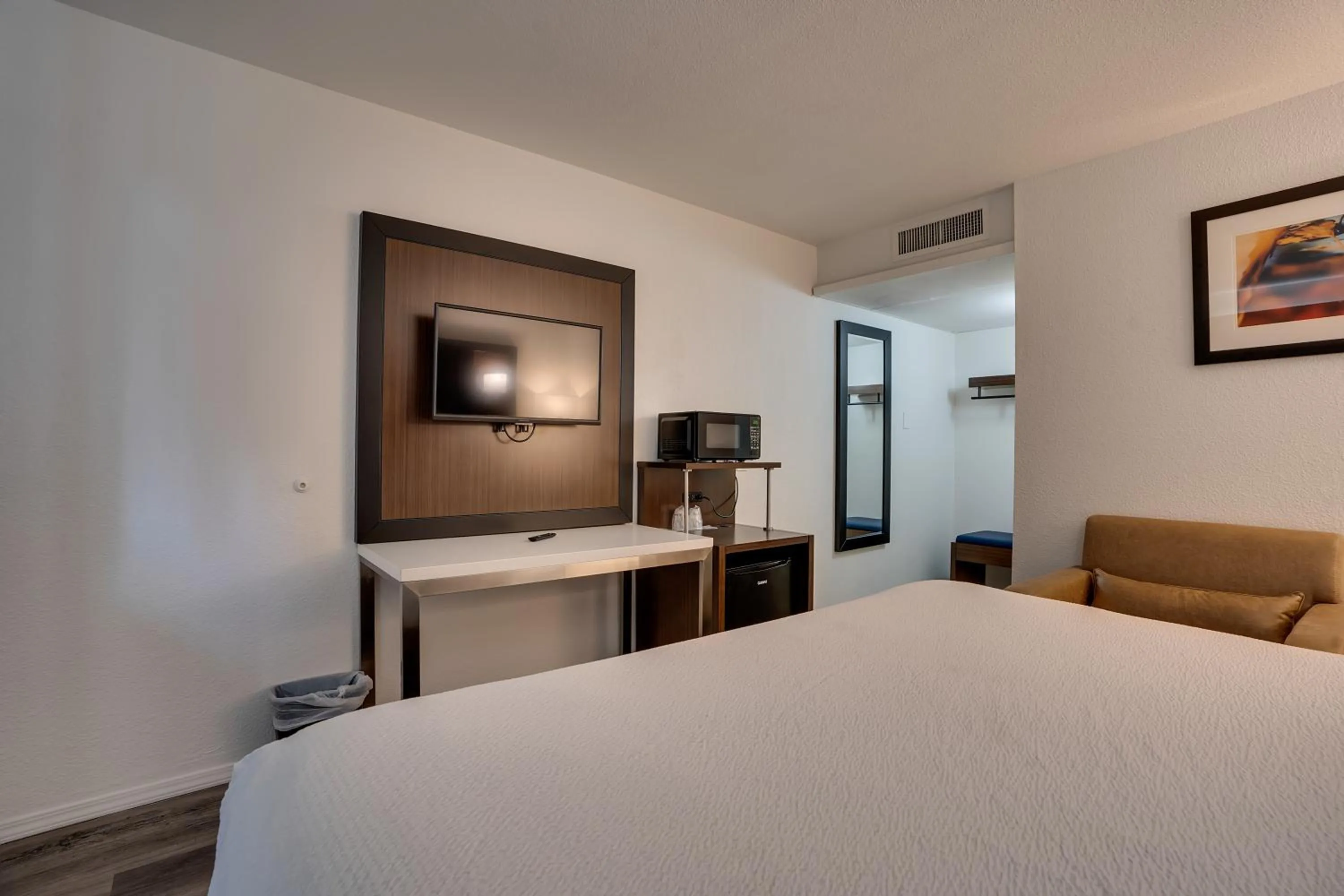 Bedroom, Bed in Econo Lodge Stockton near I-5 Fairgrounds