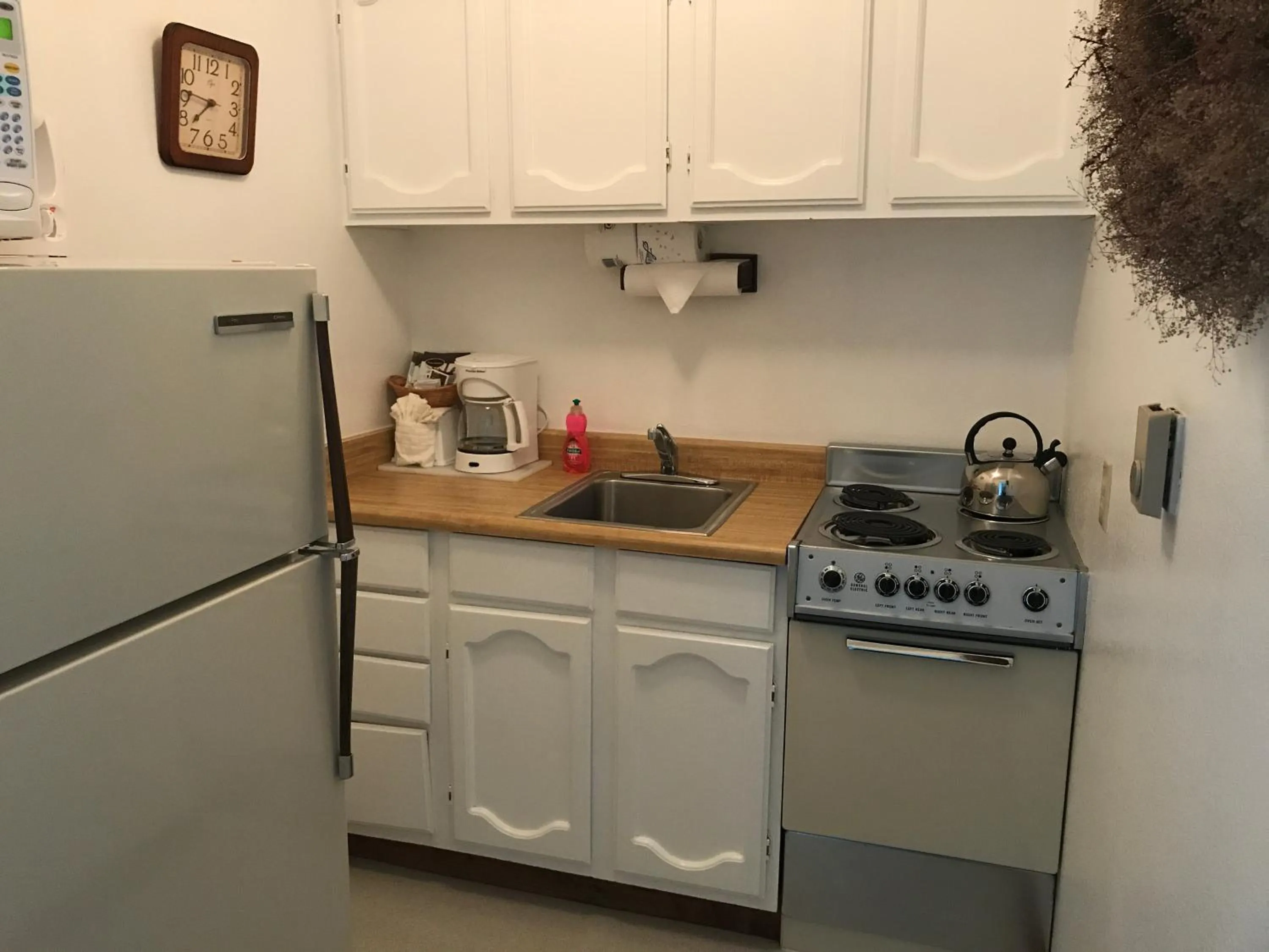 Kitchen or kitchenette in The Breakers Long Beach