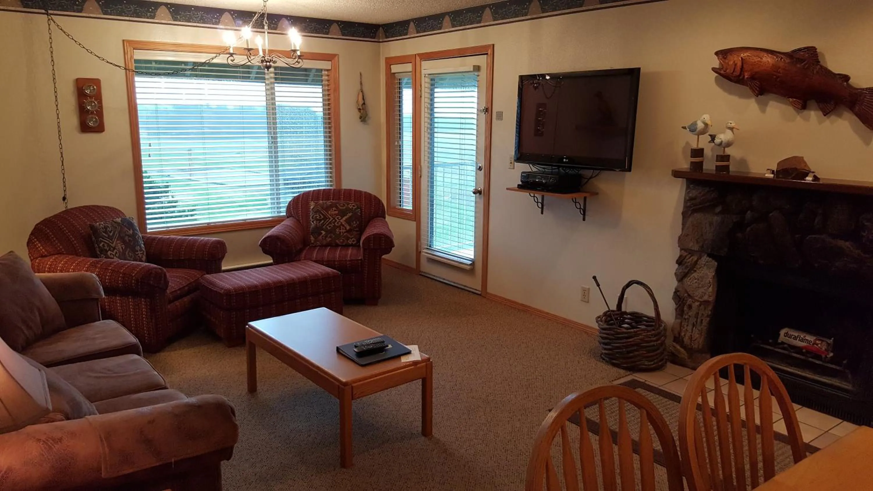 Photo of the whole room in The Breakers Long Beach