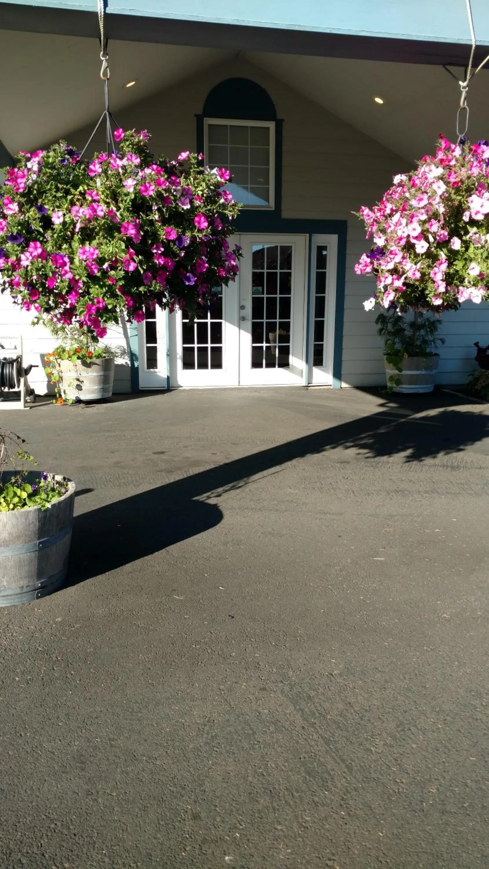 Facade/entrance in The Breakers Long Beach