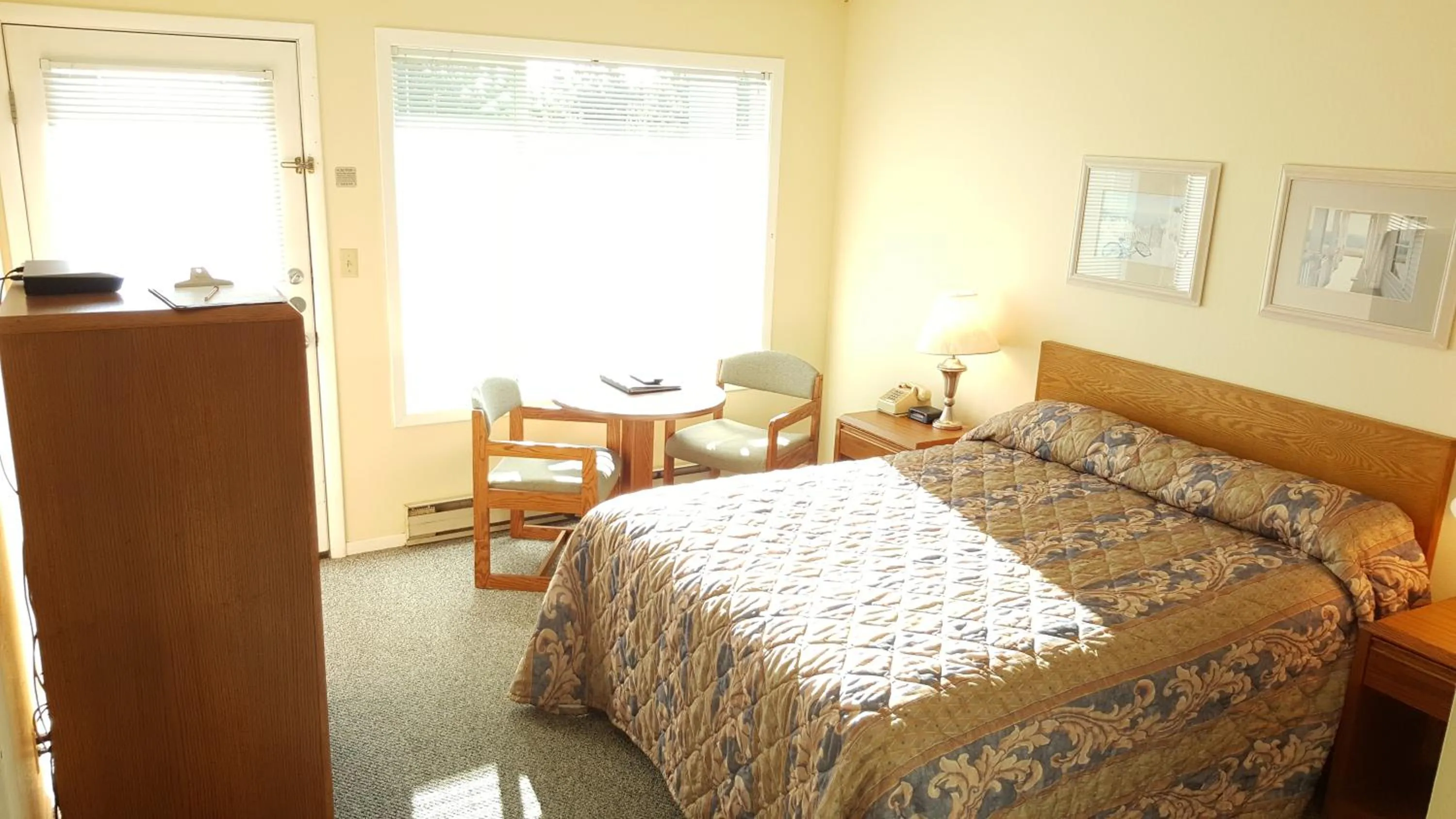 Bed in The Breakers Long Beach