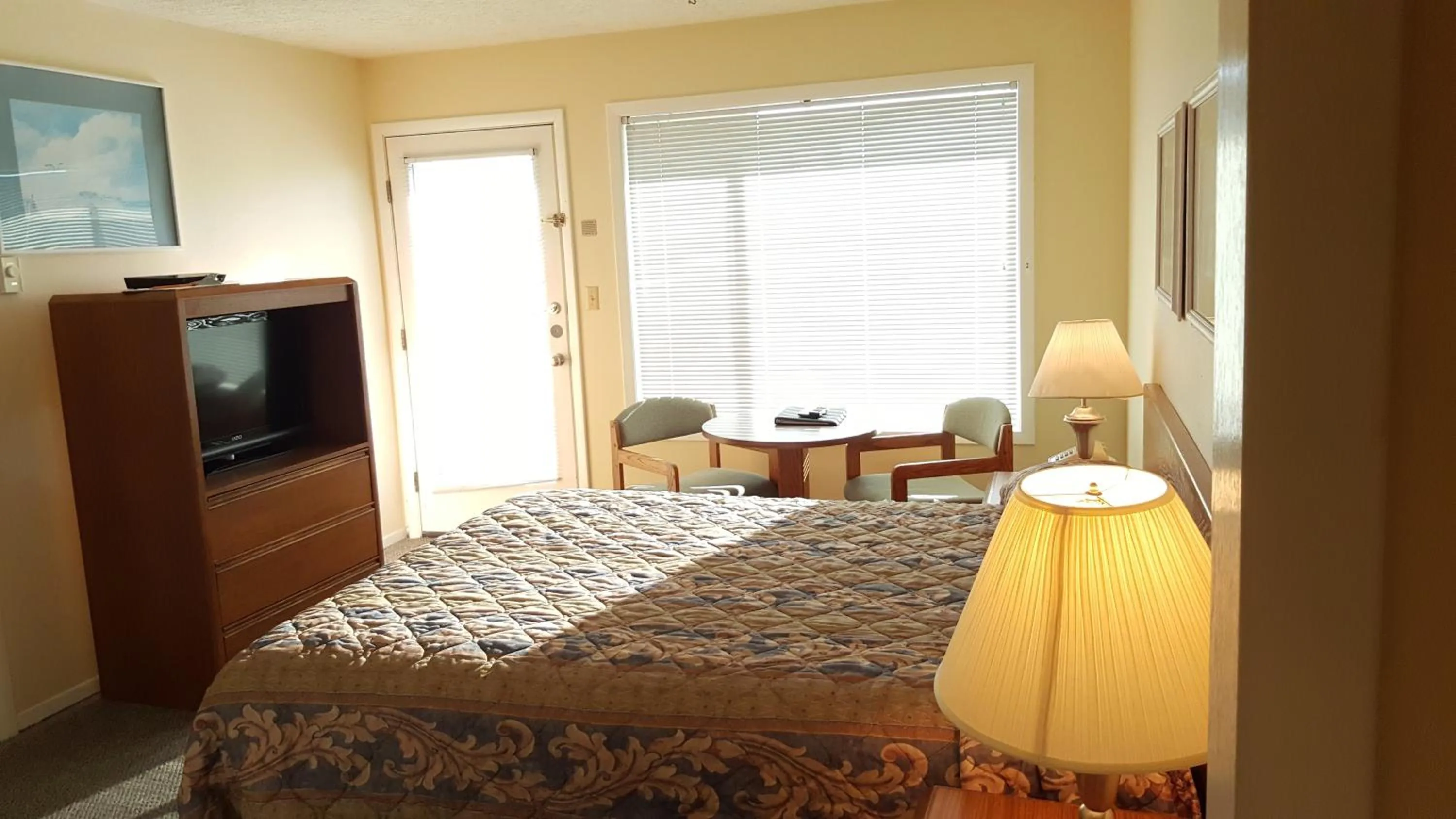 Bed in The Breakers Long Beach