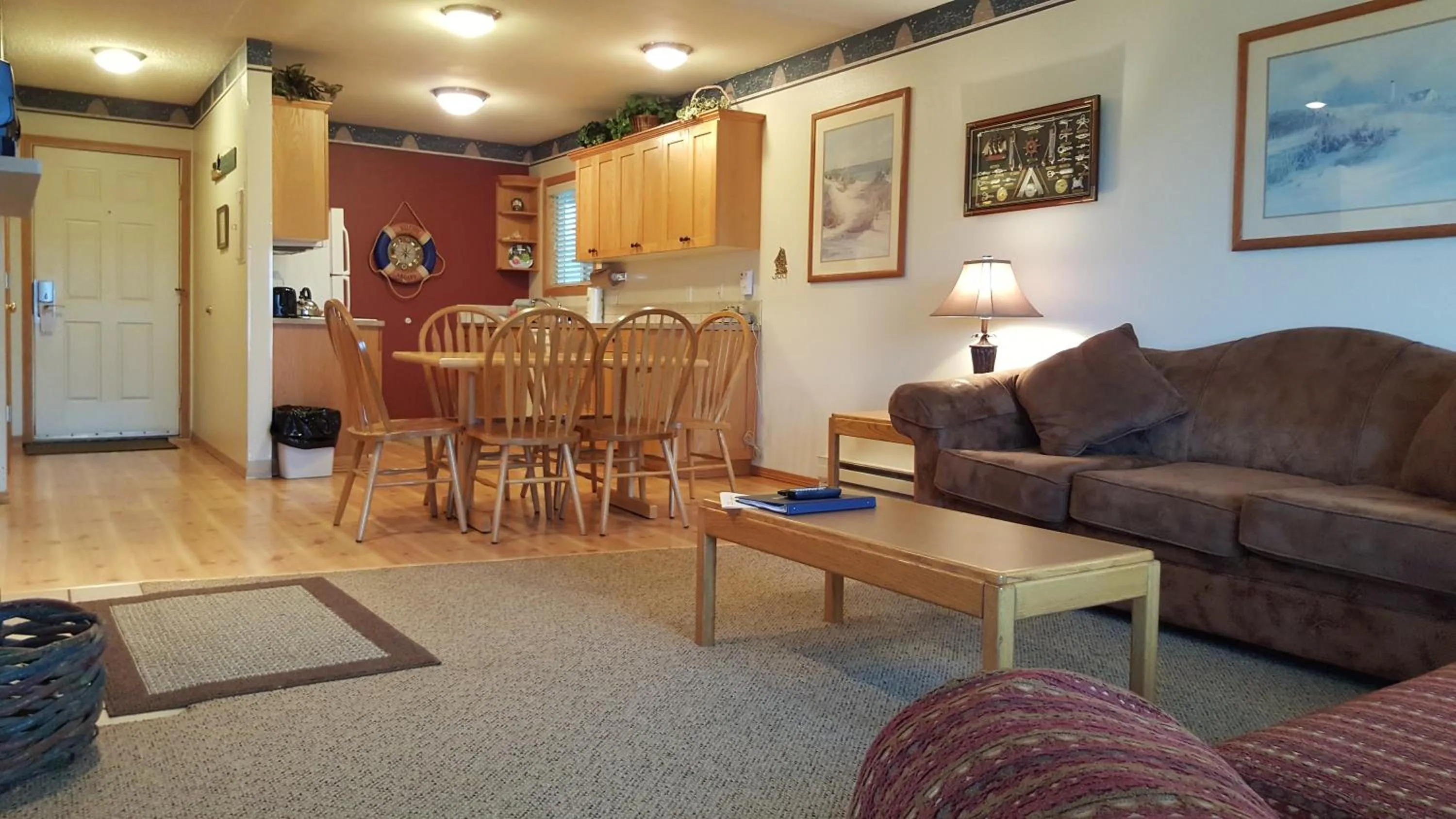 Photo of the whole room in The Breakers Long Beach