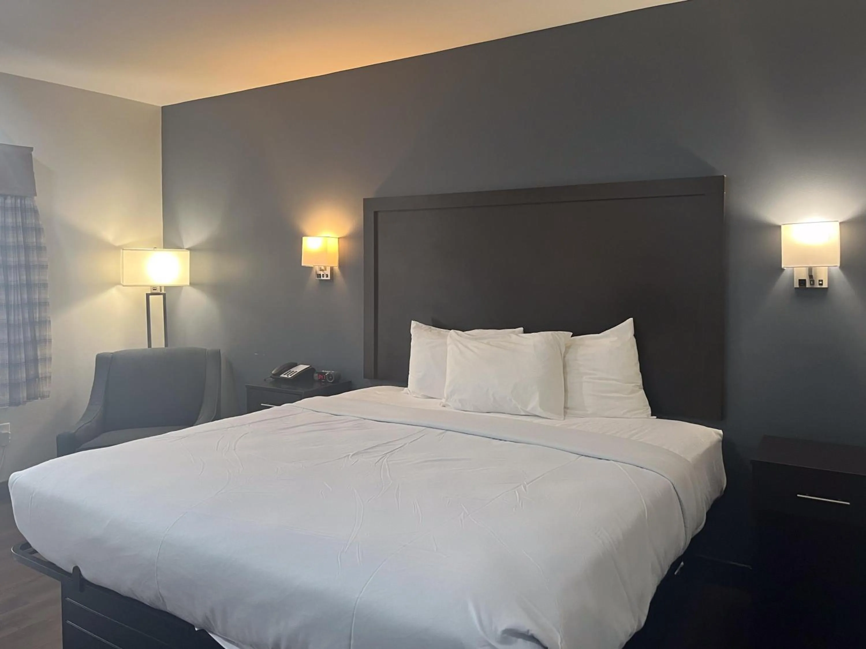 Bedroom, Bed in Studio 6 Bossier City, LA - Shreveport