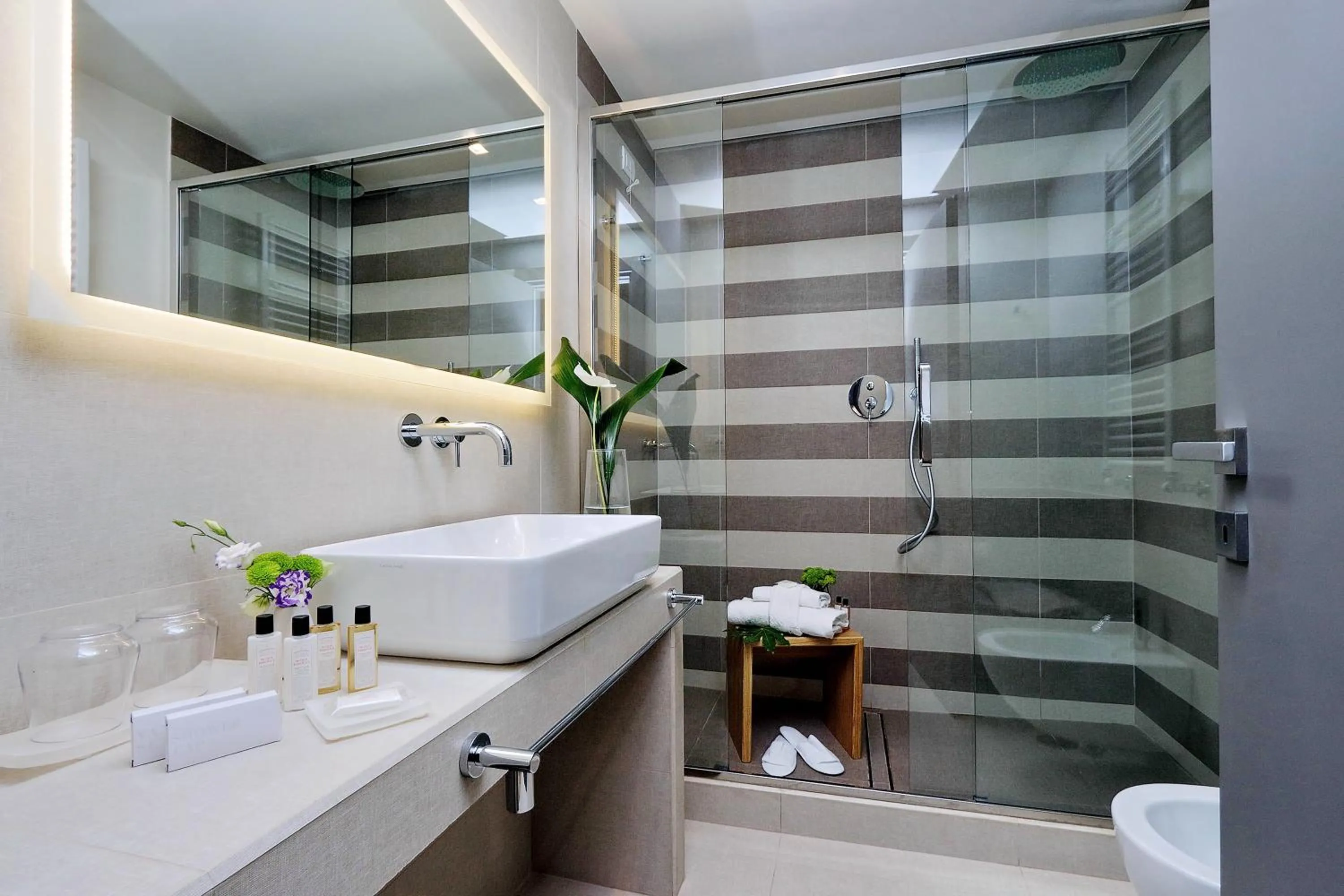 Shower in Roma Five Suites