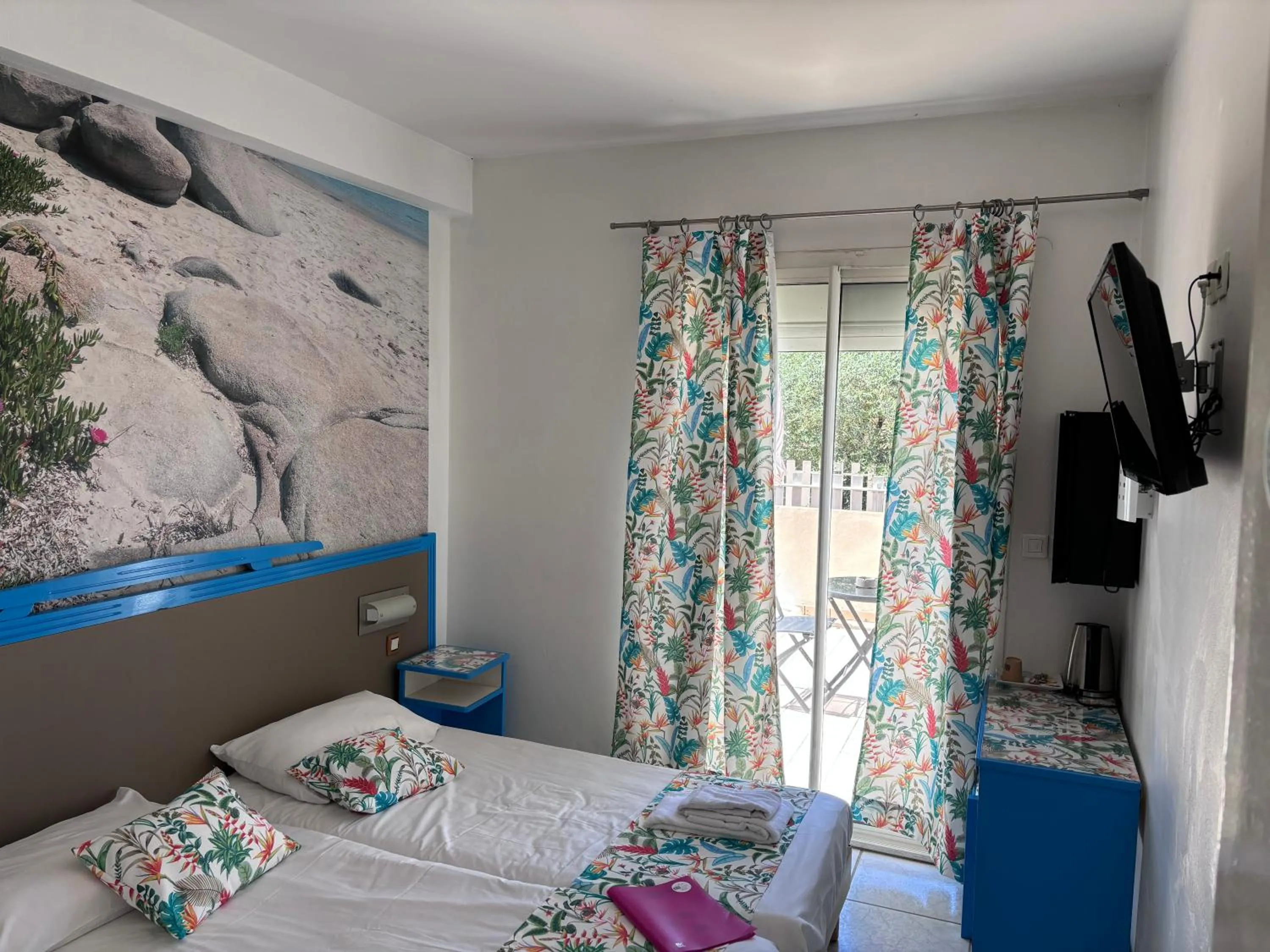 Balcony/Terrace, Bed in Hôtel Restaurant de la Mer