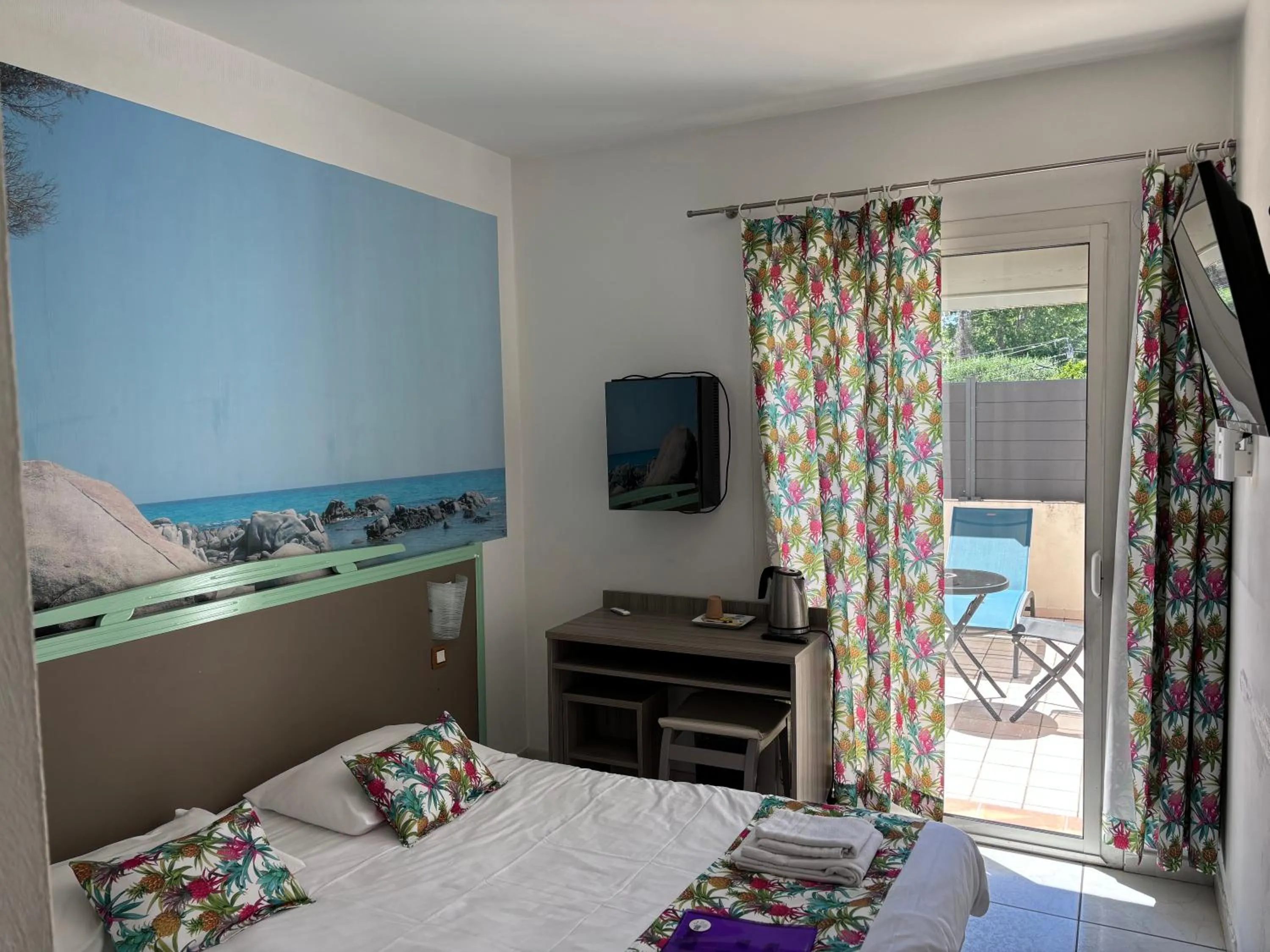 Balcony/Terrace, Bed in Hôtel Restaurant de la Mer