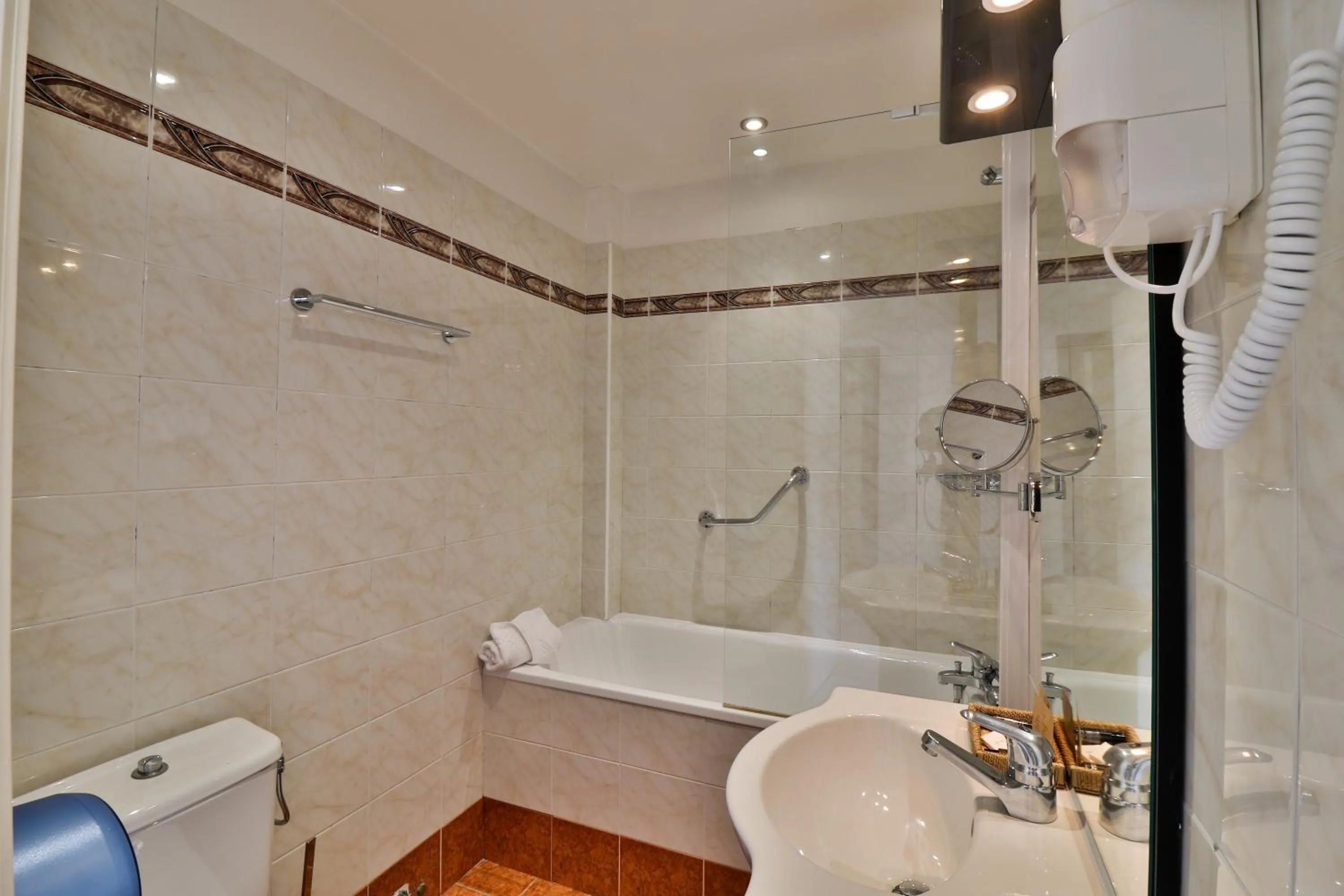 Bathroom in Hôtel Restaurant de la Mer