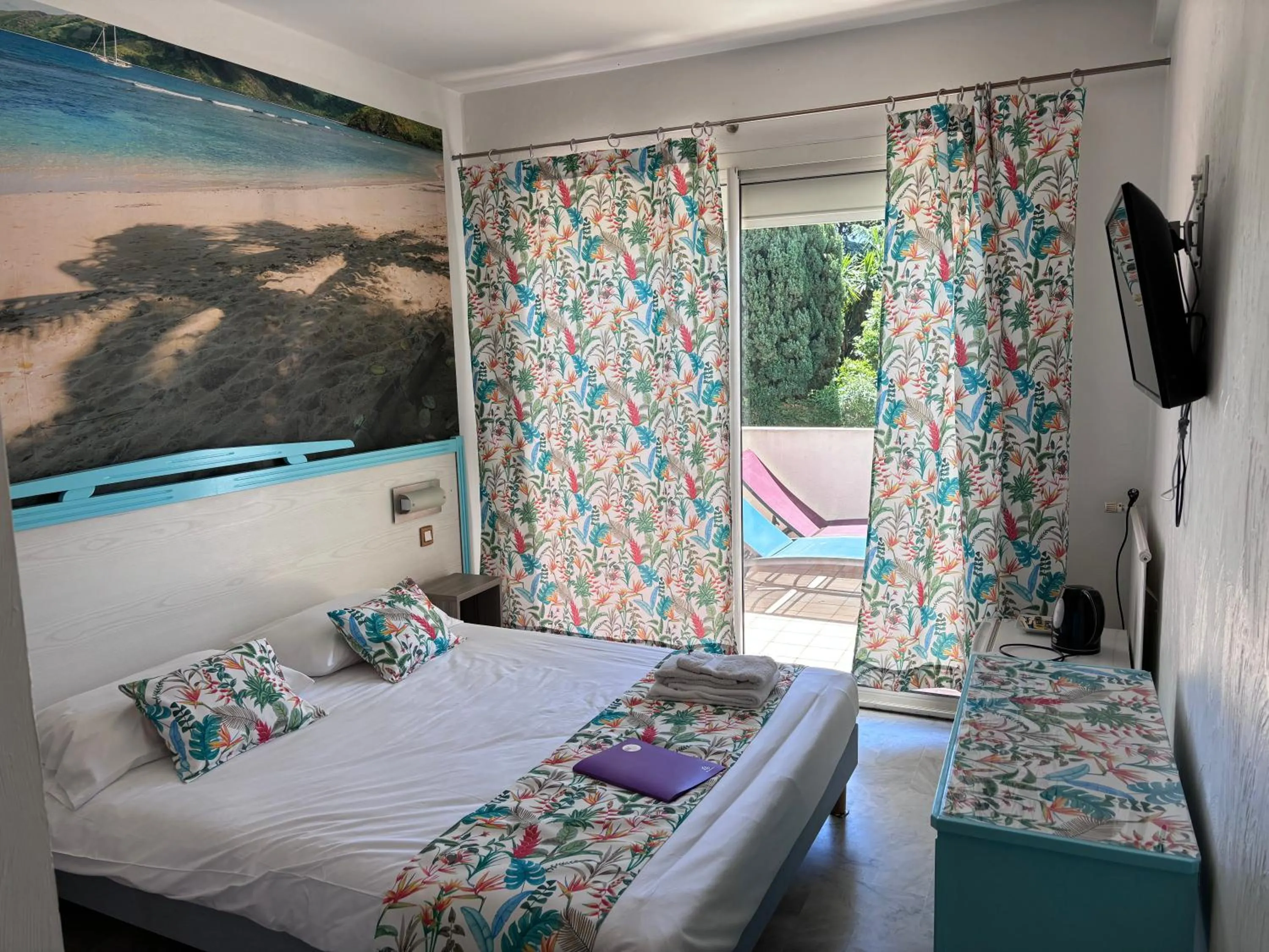 Balcony/Terrace, Bed in Hôtel Restaurant de la Mer