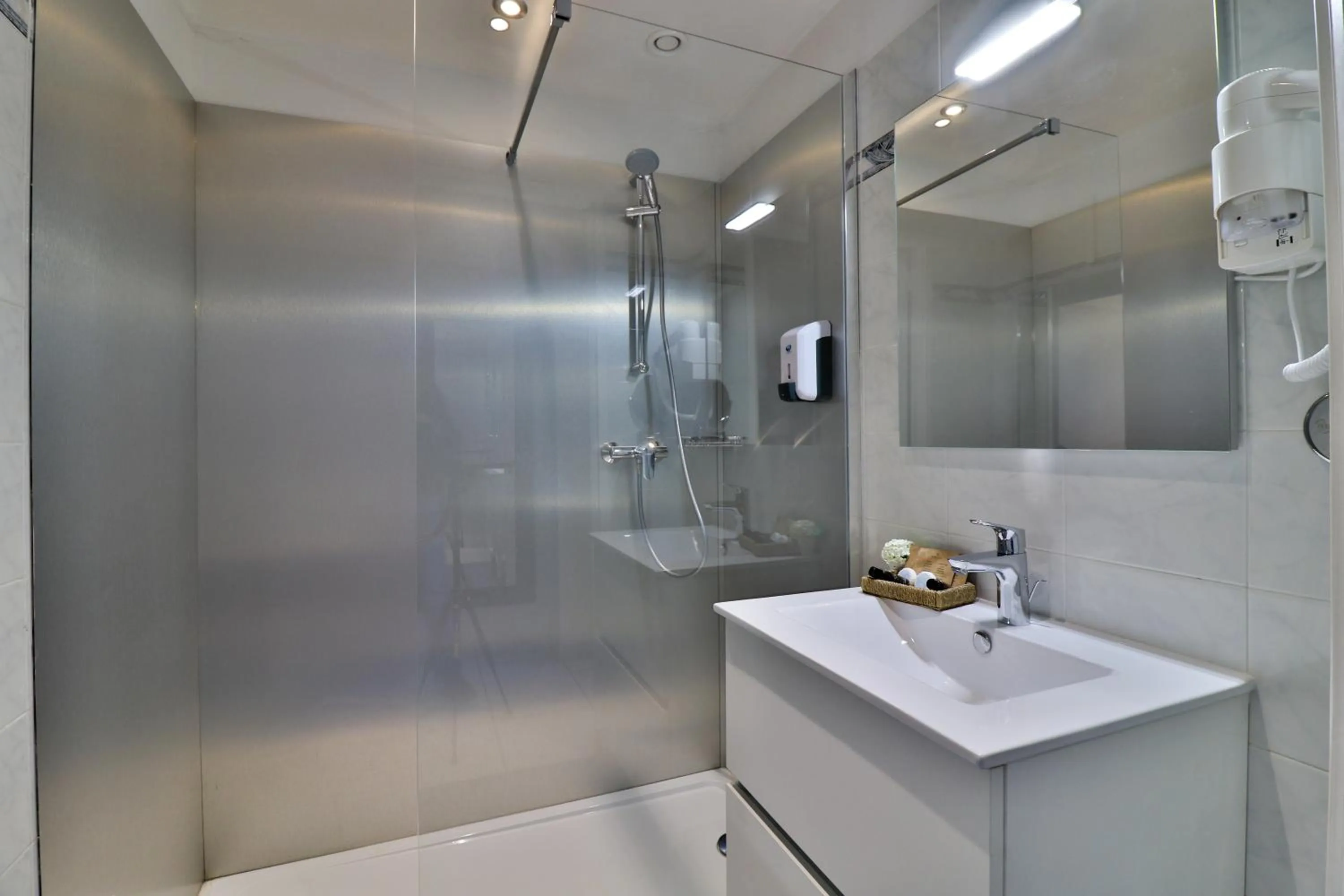 Shower in Hôtel Restaurant de la Mer