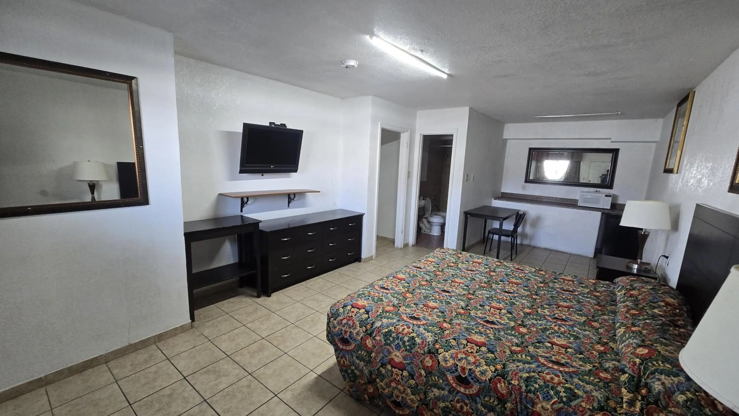 King Bed Non-Smoking in Super 7 Inn By OYO San Antonio NW Medical Center