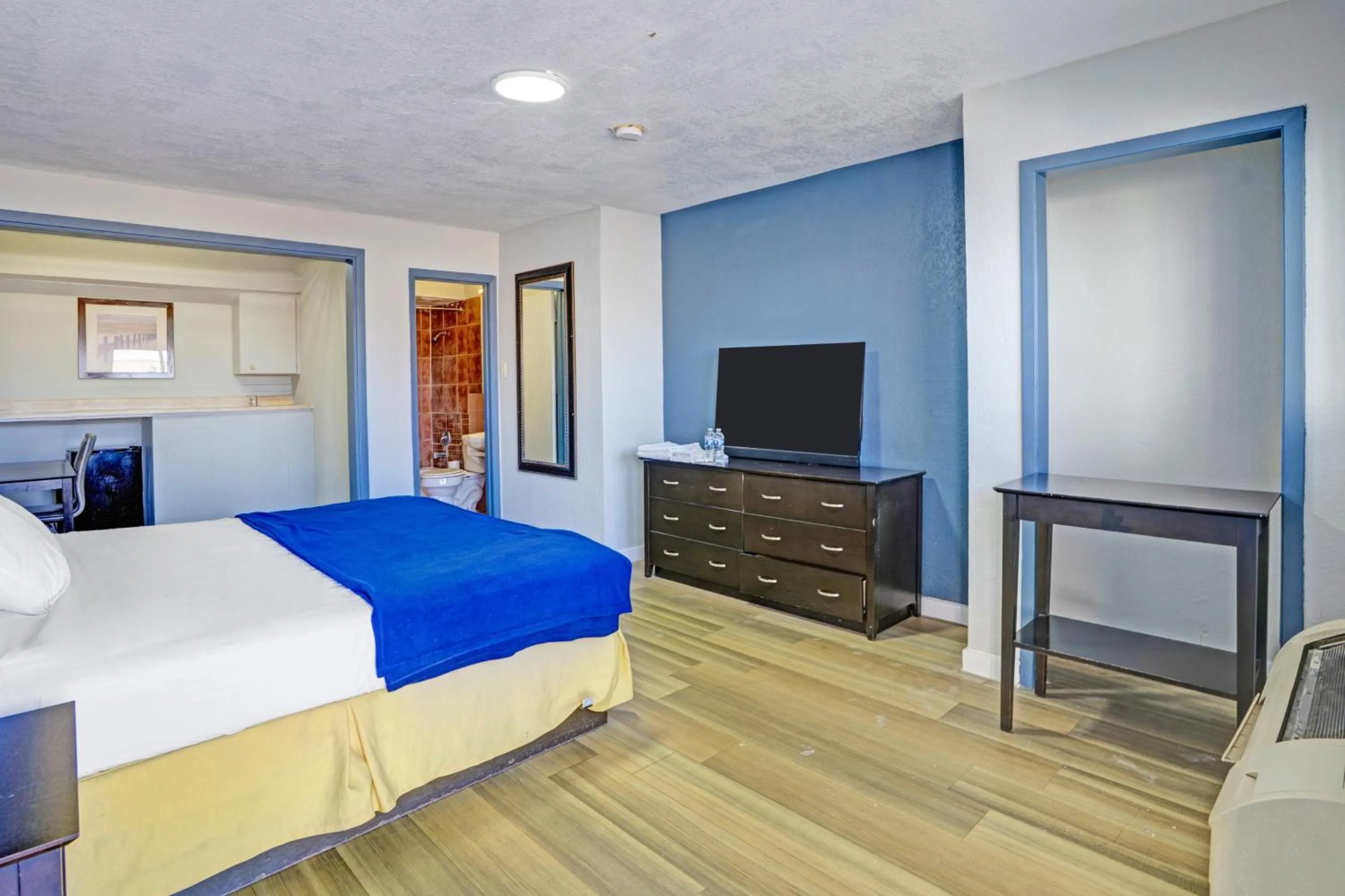 Bedroom, Bed in Super 7 Inn By OYO San Antonio NW Medical Center