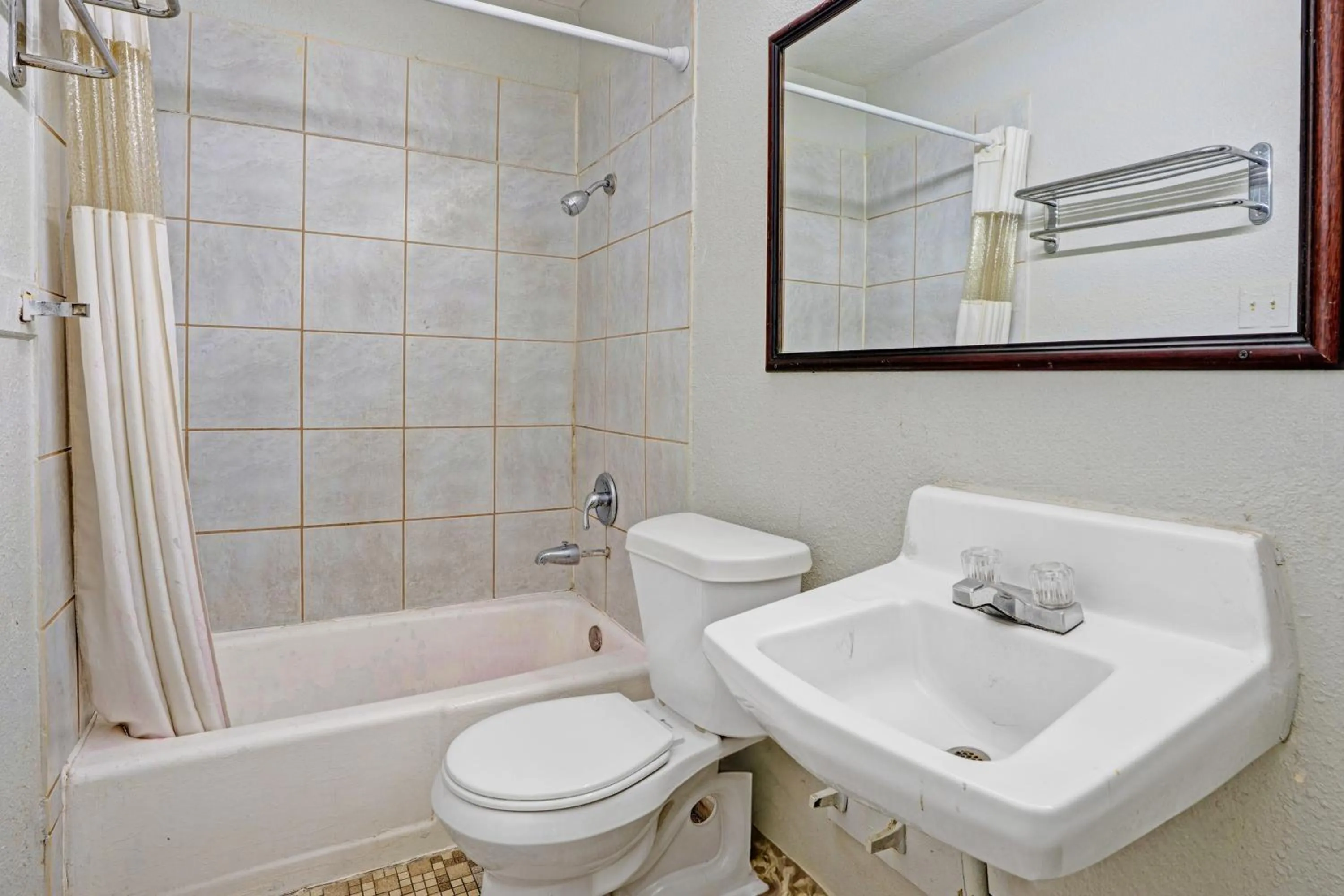 Bathroom in Super 7 Inn By OYO San Antonio NW Medical Center