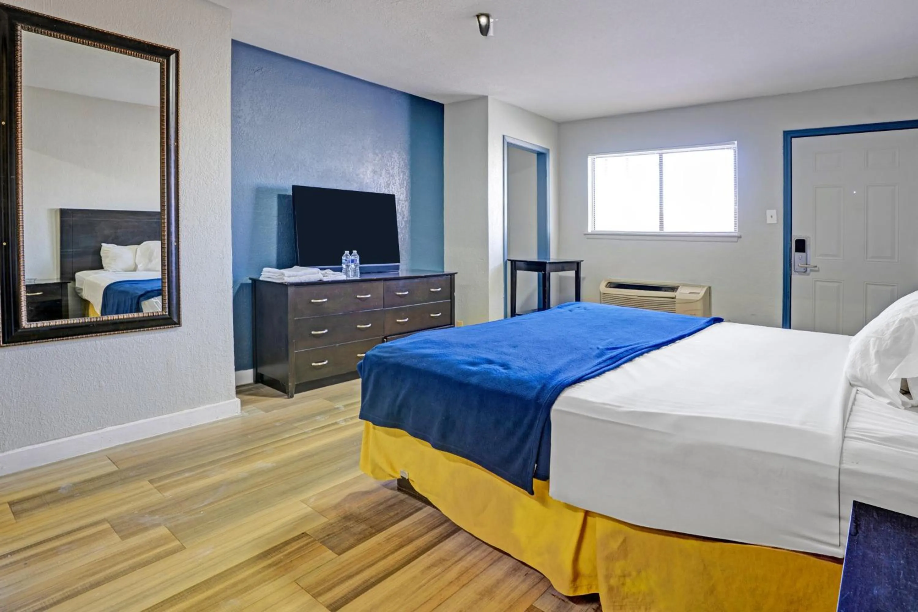 Bed in Super 7 Inn By OYO San Antonio NW Medical Center