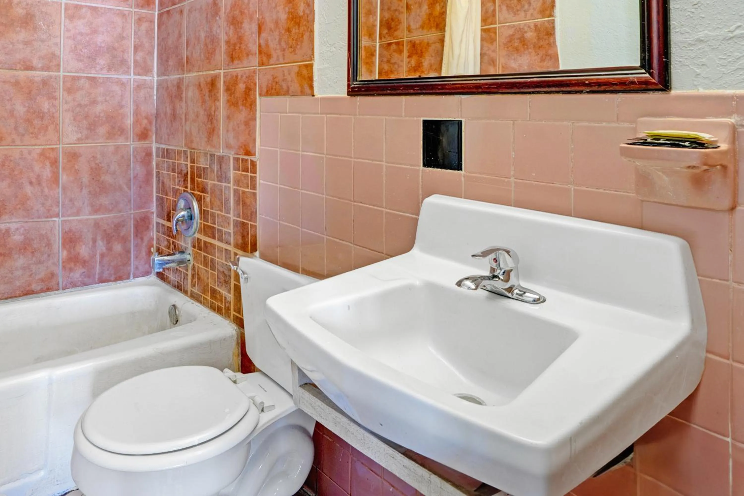 Bathroom in Super 7 Inn By OYO San Antonio NW Medical Center