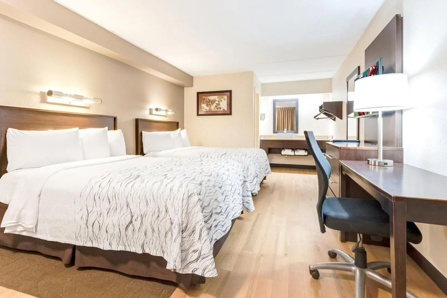 Photo of the whole room, Bed in Red Roof Inn PLUS+ Mt Pleasant - Patriots Point