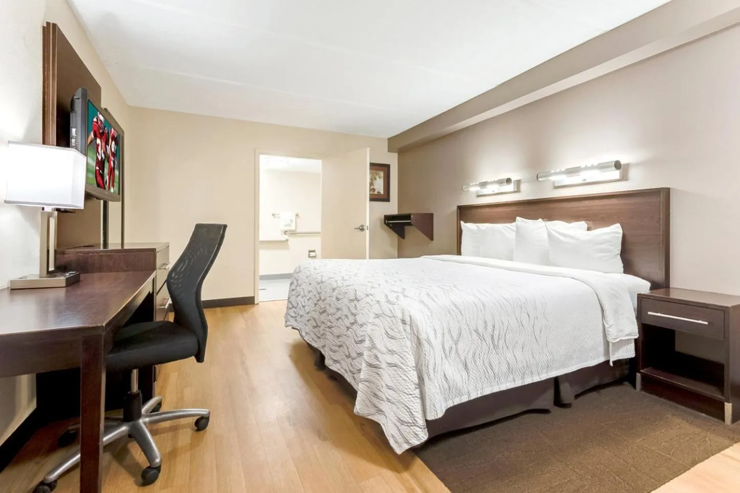 Photo of the whole room, Bed in Red Roof Inn PLUS+ Mt Pleasant - Patriots Point