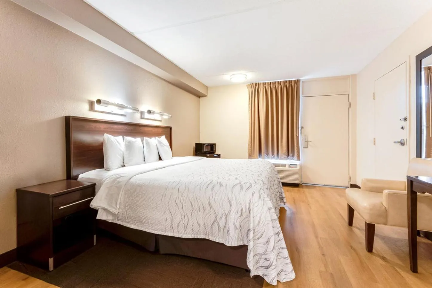 Photo of the whole room, Bed in Red Roof Inn PLUS+ Mt Pleasant - Patriots Point