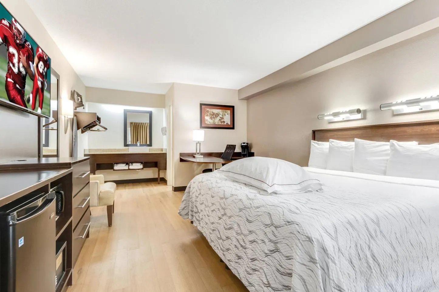 Bedroom, Bed in Red Roof Inn PLUS+ Mt Pleasant - Patriots Point