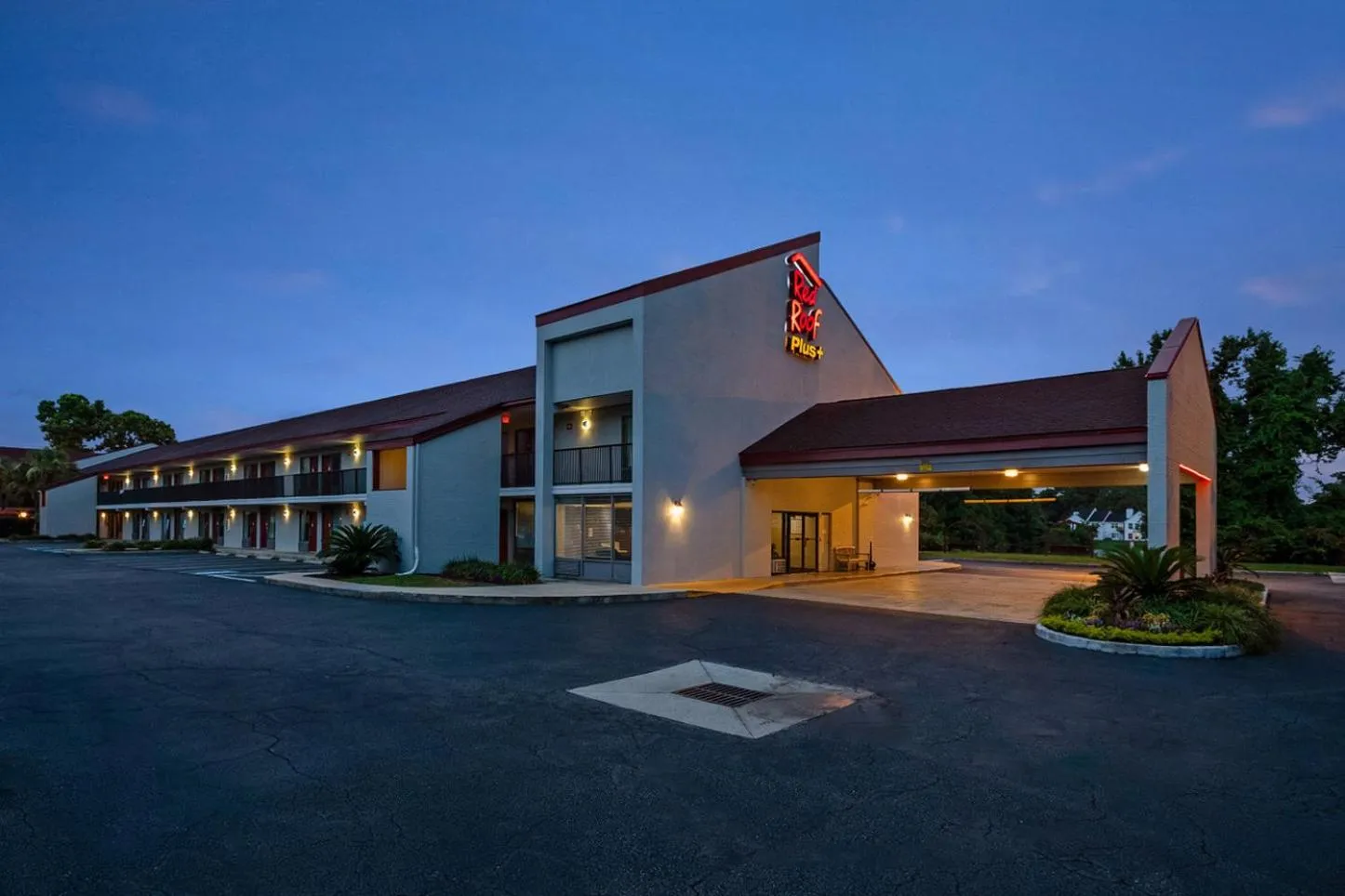 Facade/entrance in Red Roof Inn PLUS+ Mt Pleasant - Patriots Point