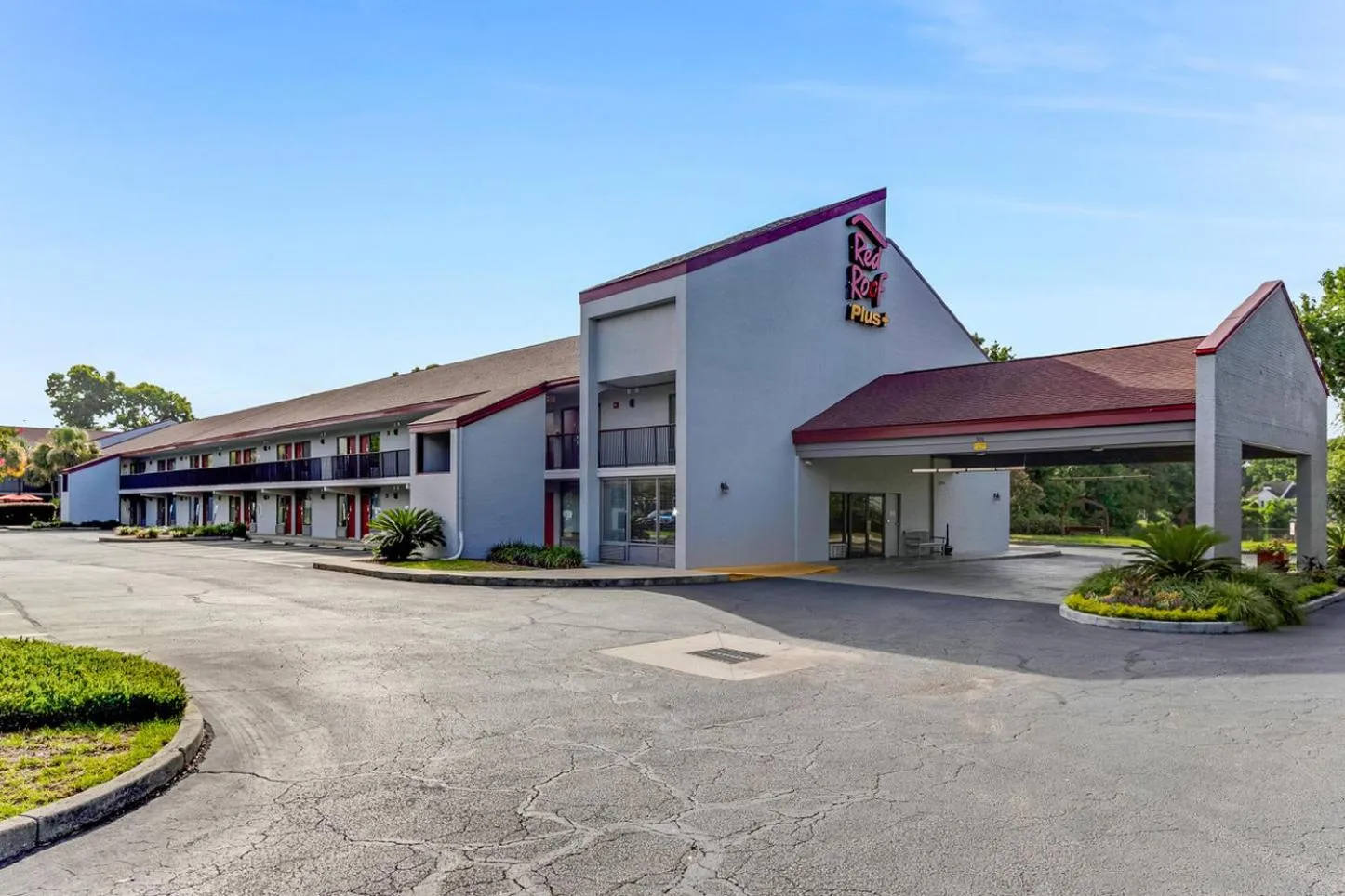 Property building in Red Roof Inn PLUS+ Mt Pleasant - Patriots Point