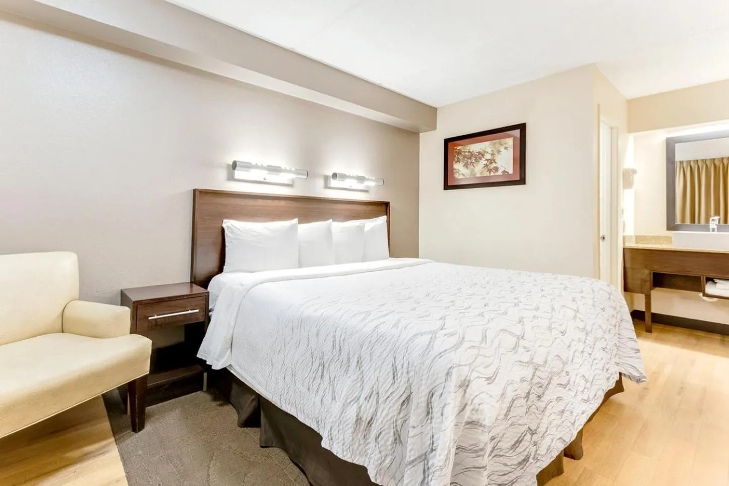 Bedroom, Bed in Red Roof Inn PLUS+ Mt Pleasant - Patriots Point