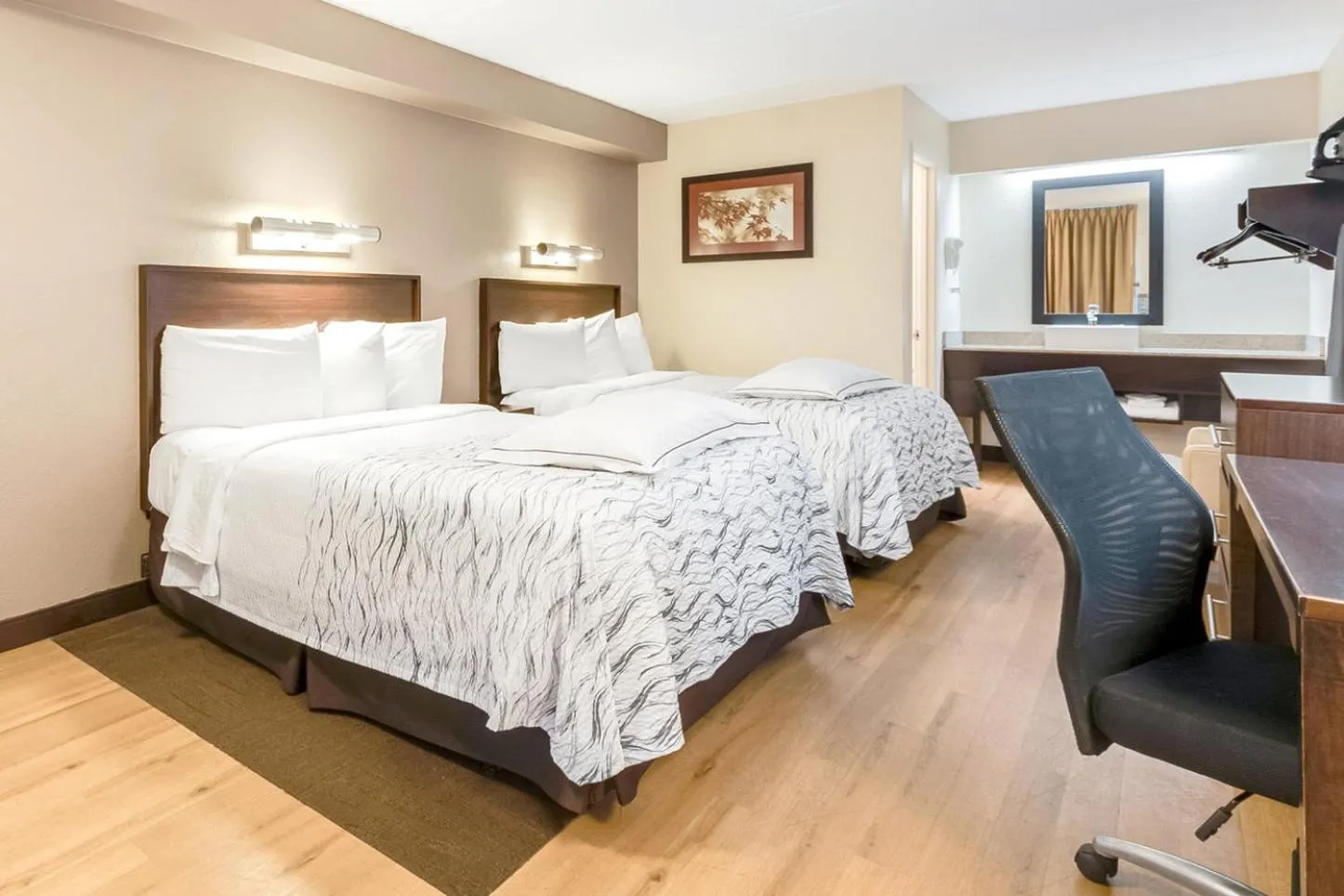 Photo of the whole room, Bed in Red Roof Inn PLUS+ Mt Pleasant - Patriots Point