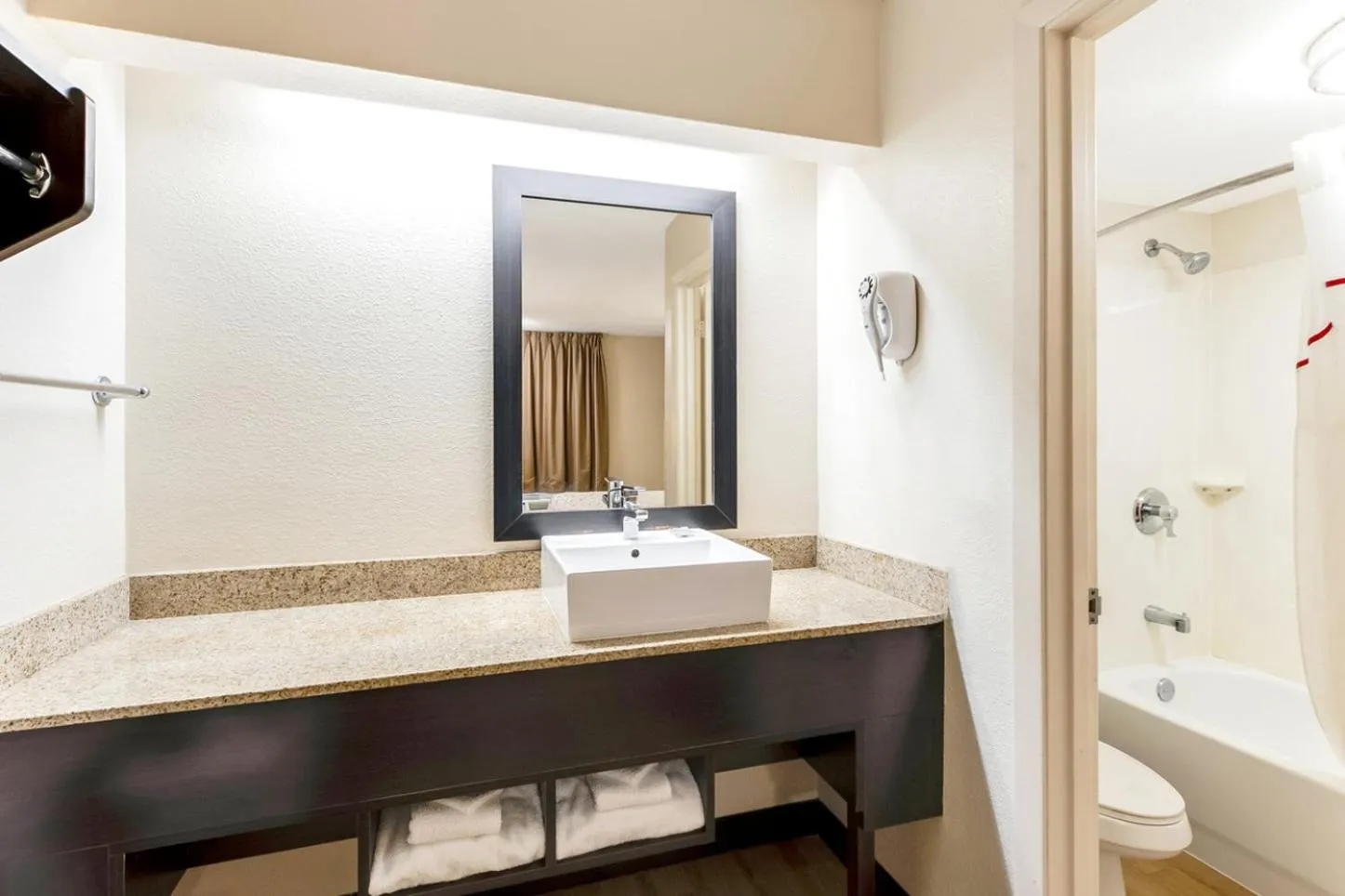 Bathroom in Red Roof Inn PLUS+ Mt Pleasant - Patriots Point