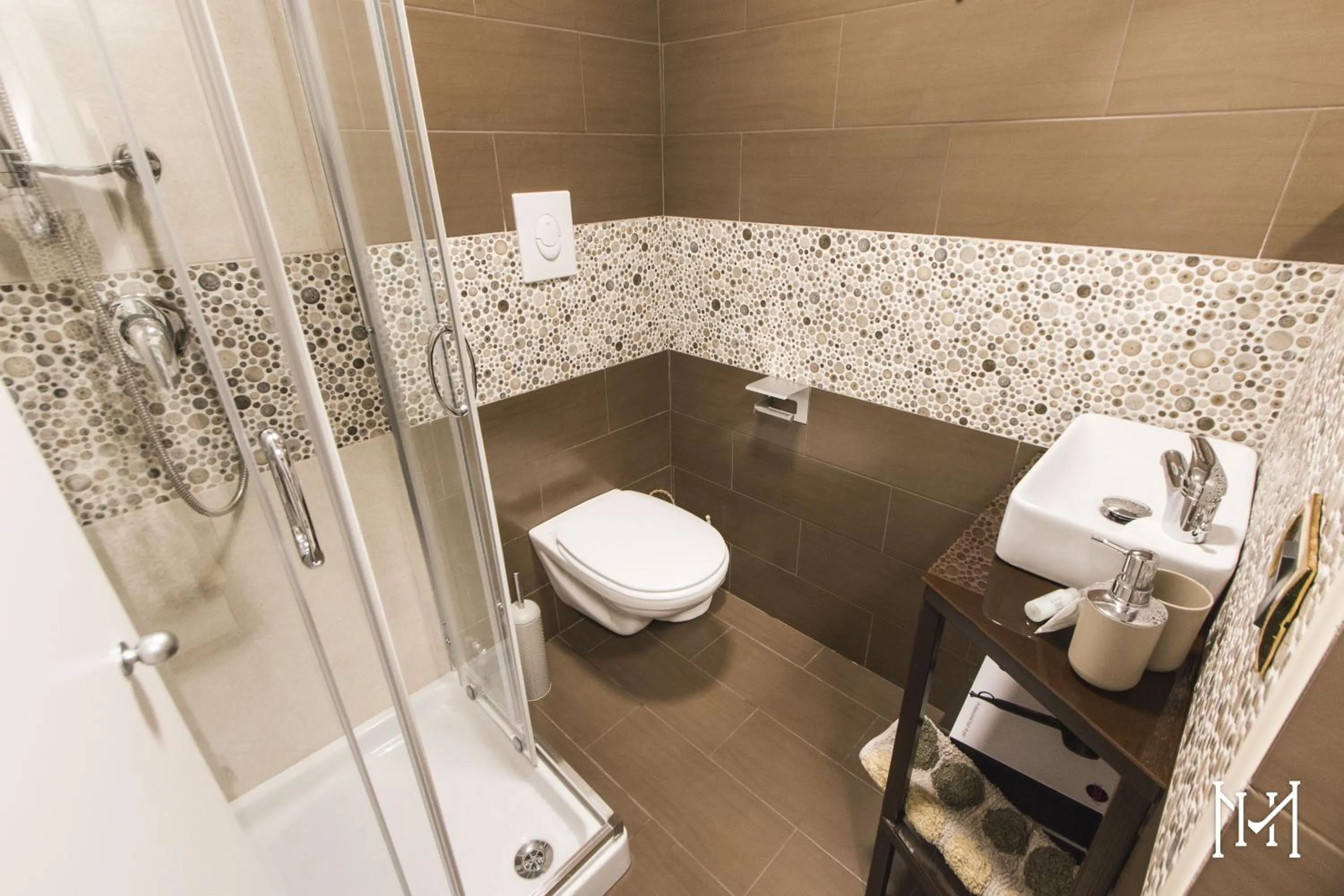 Shower in Mulberry House