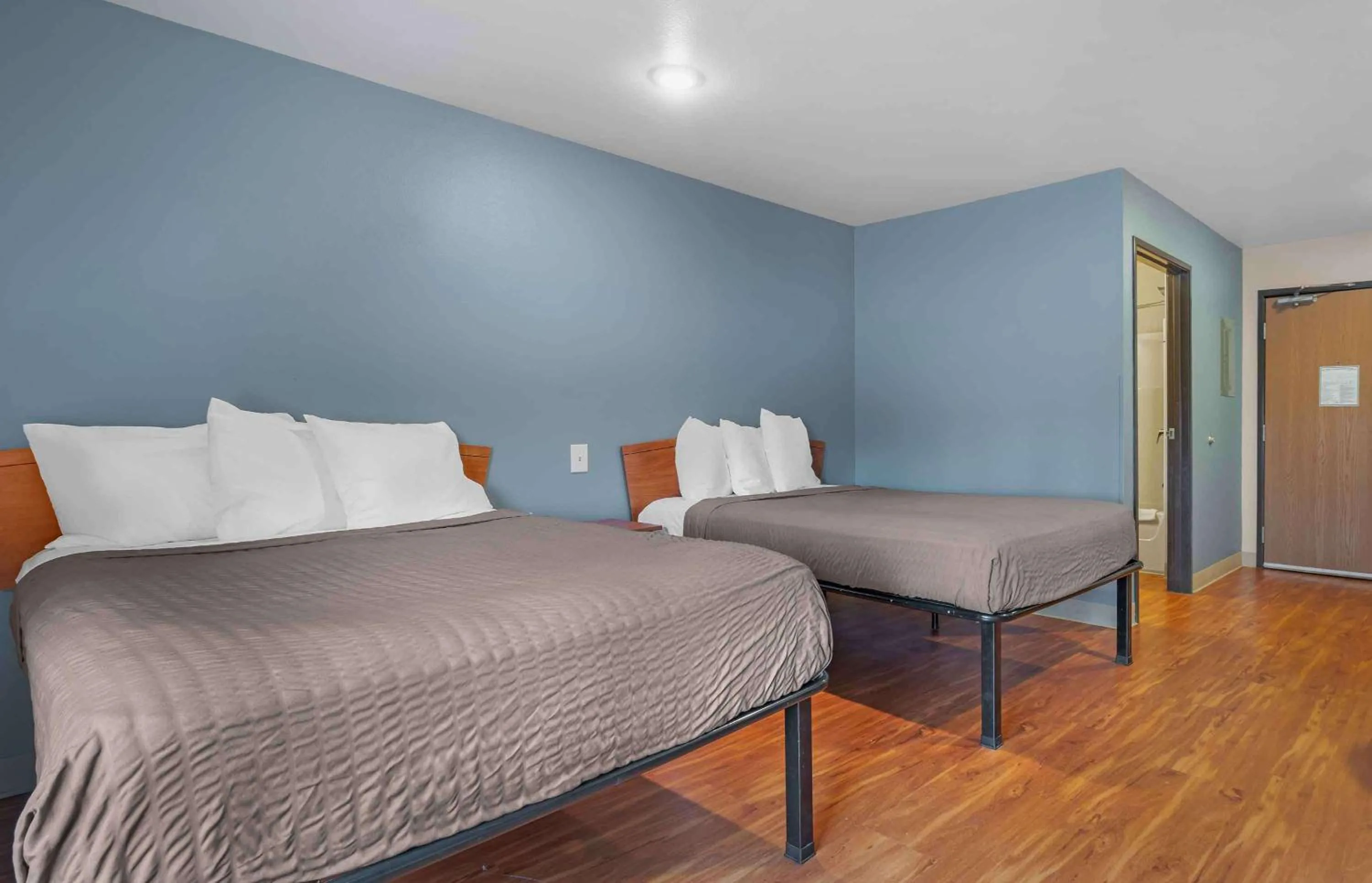 Bedroom, Bed in Extended Stay America Select Suites - Cincinnati - Florence - Airport