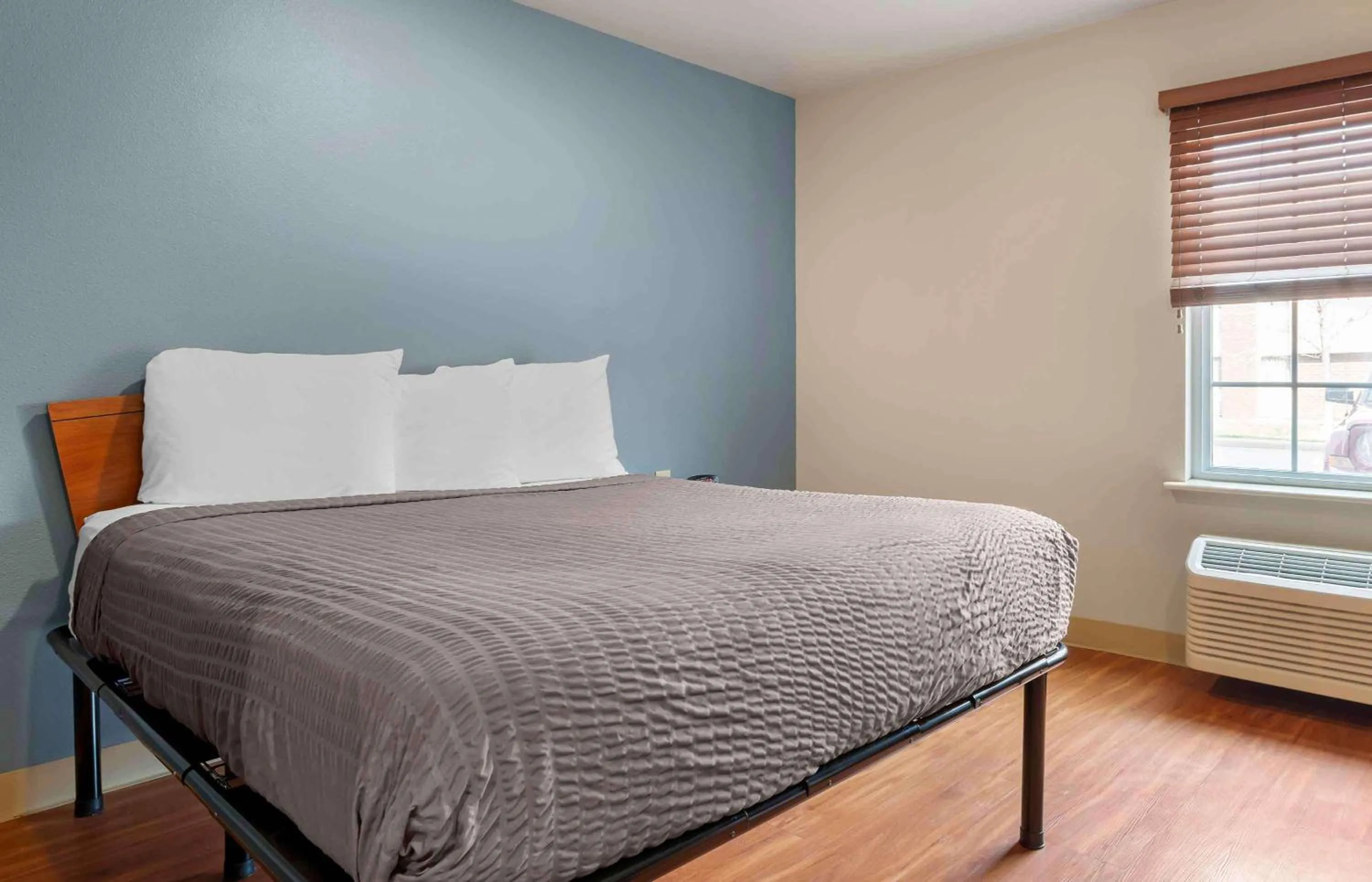 Bedroom, Bed in Extended Stay America Select Suites - Cincinnati - Florence - Airport