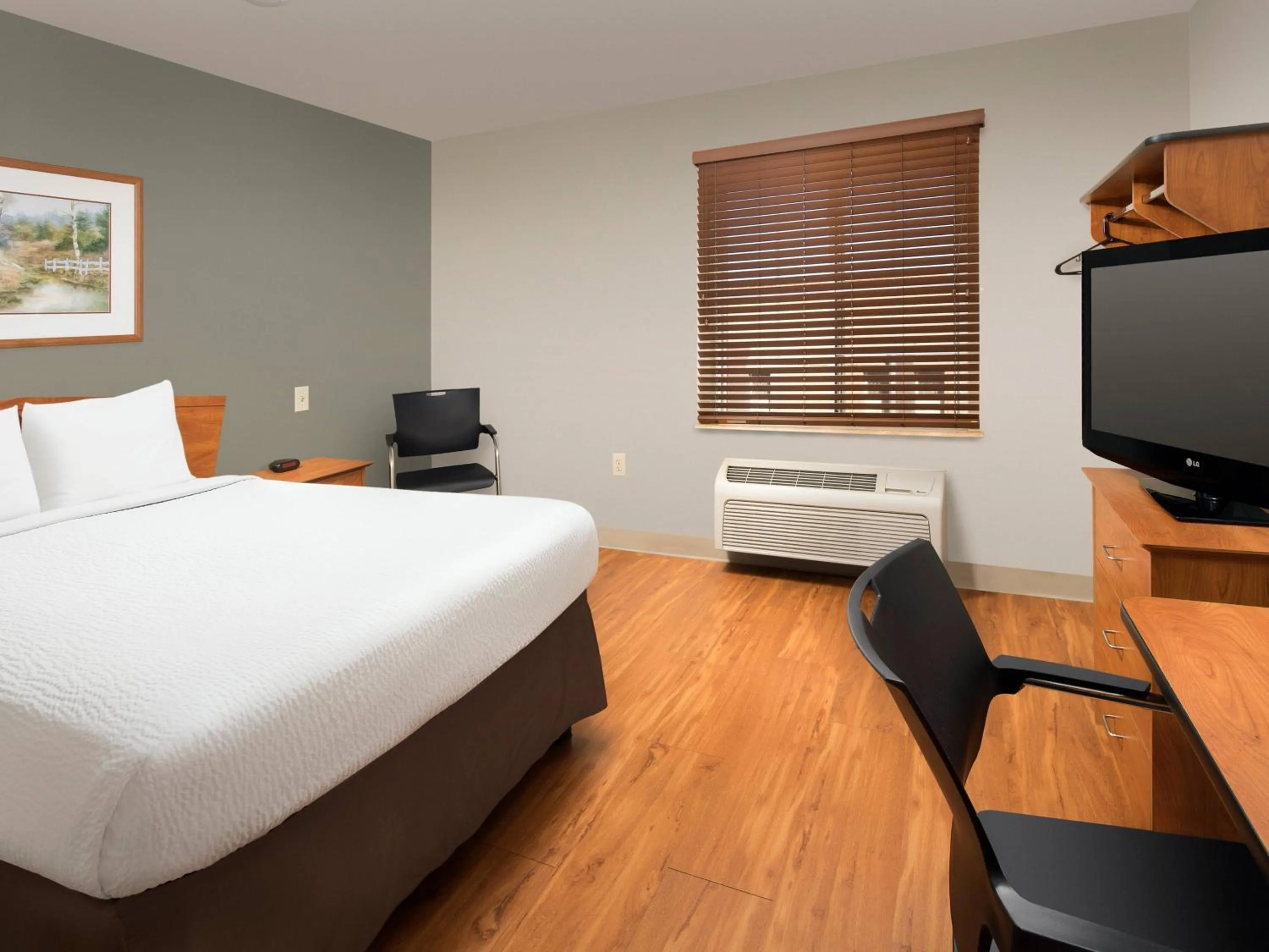Bed in Extended Stay America Select Suites - Cincinnati - Florence - Airport
